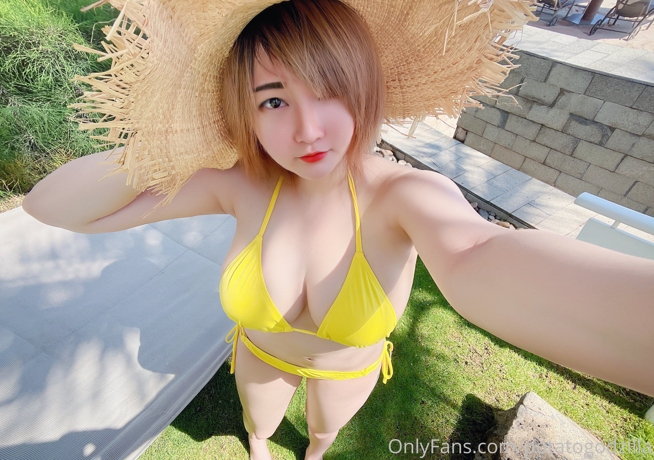 [网红COSER写真] Coser小姐姐Potato Godzilla - Yellow Bikini第8张