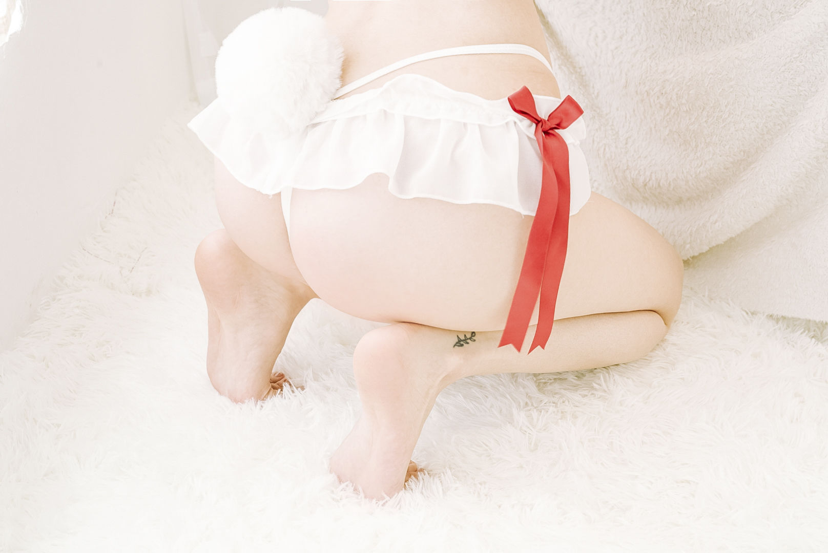 [网红COSER写真] 萌妹子眼酱大魔王w - 裸足女仆第2张