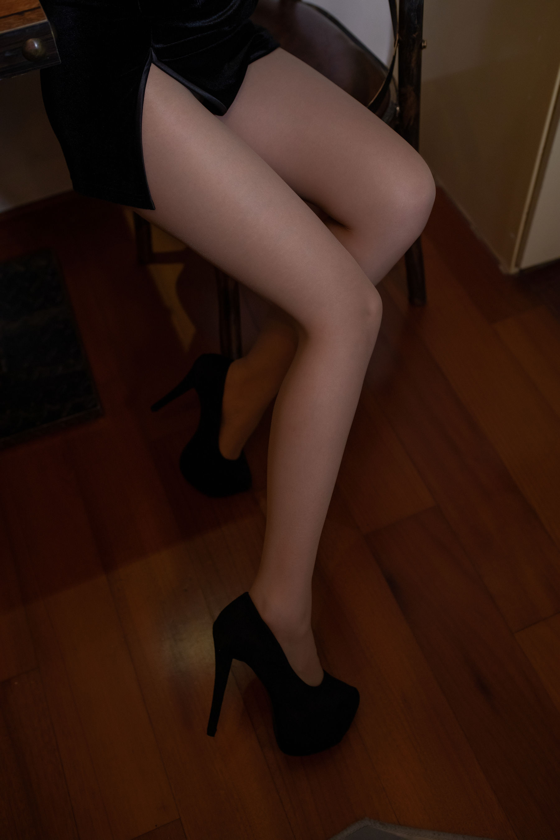 [网红COSER写真] 疯猫ss - 肉丝黑旗袍第3张