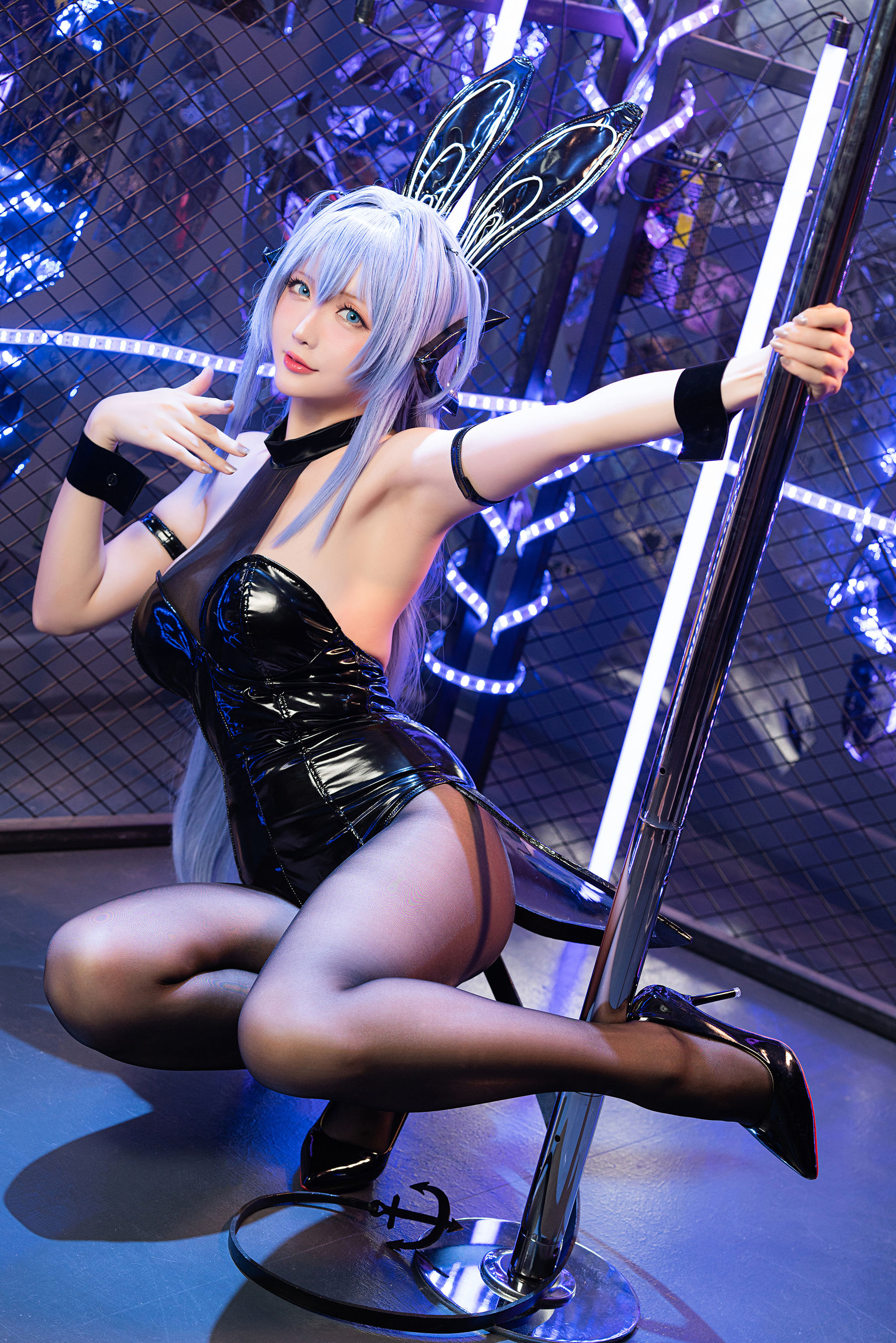 [网红COSER写真] Coser小姐姐星之迟迟 - 纯白と漆黑《花园》第1张