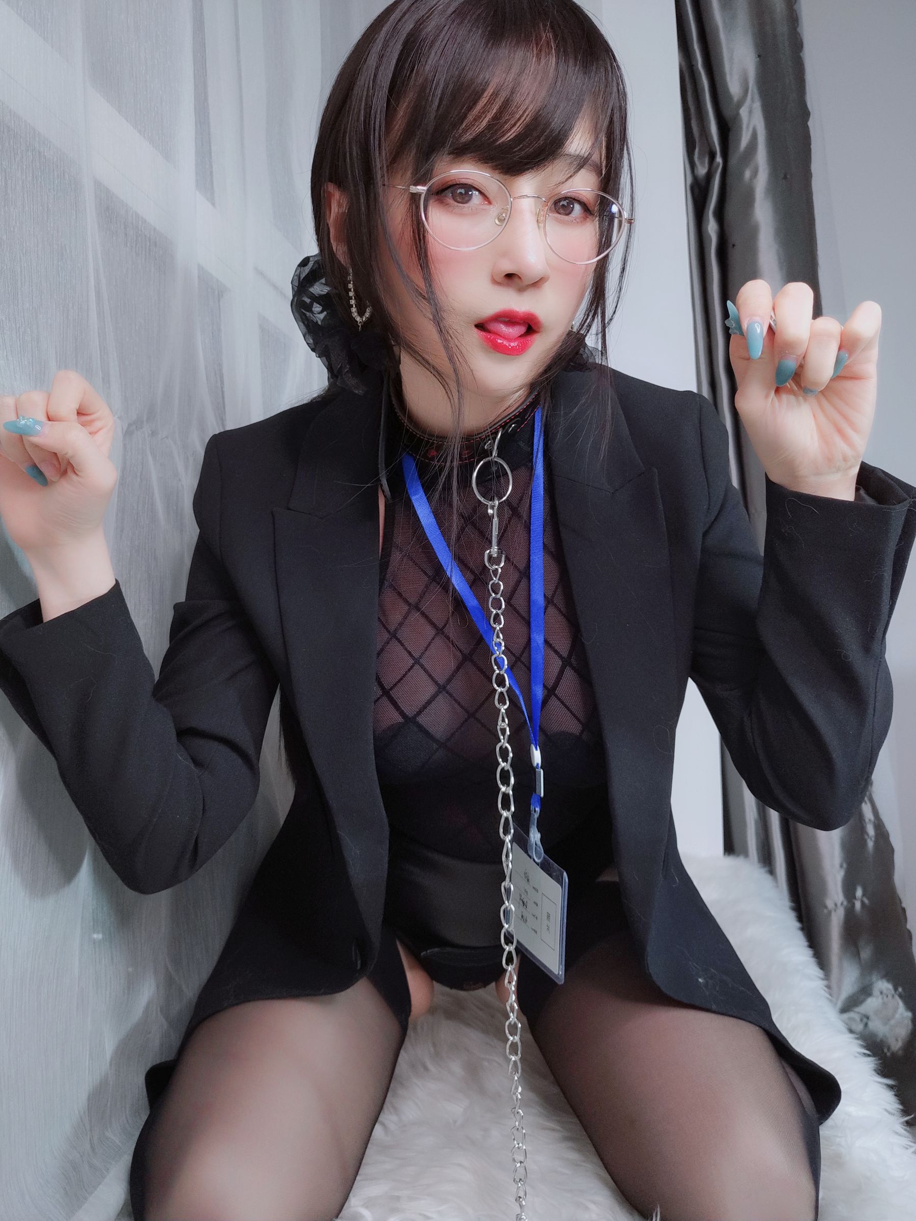 [网红COSER写真] Coser小姐姐白银 - 黑丝情趣第10张