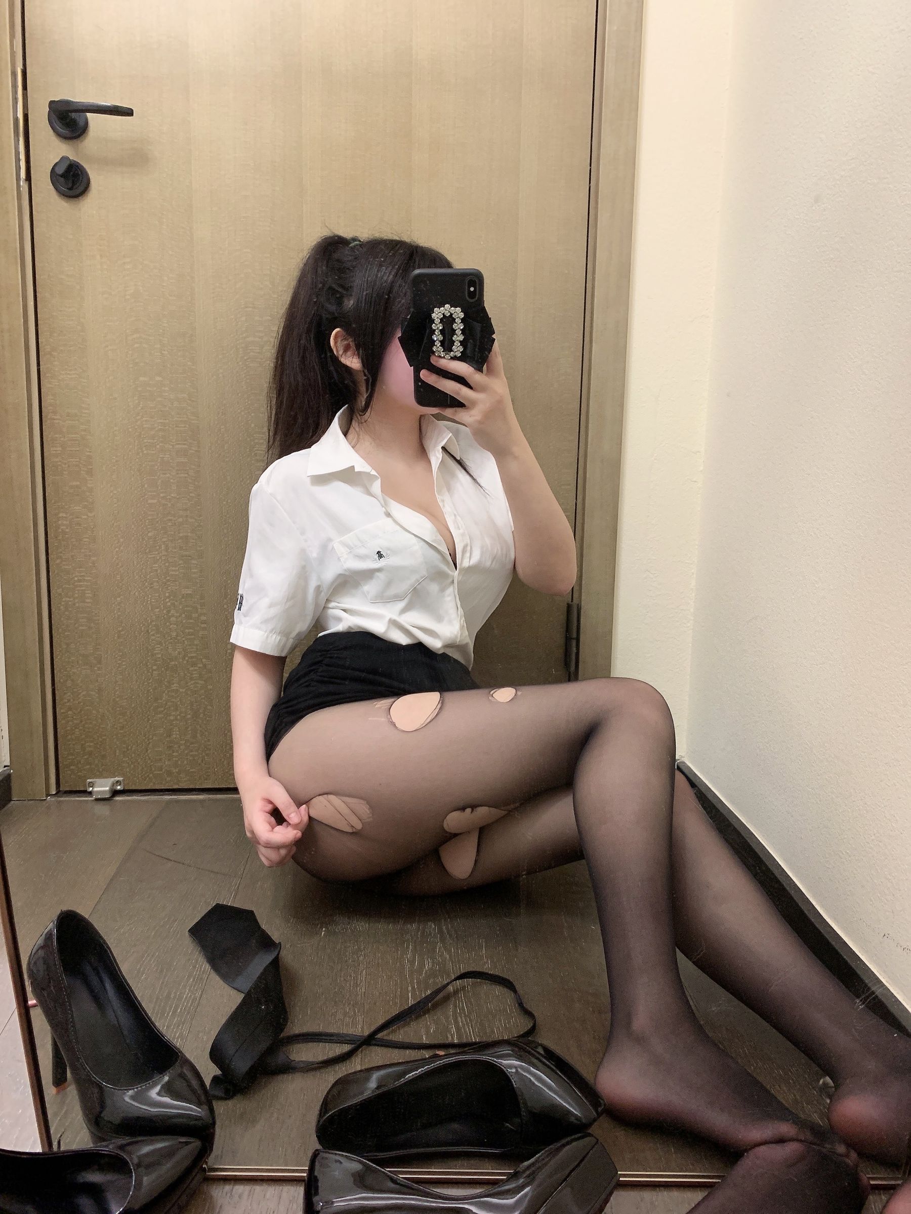 [福利COS] 蜜桃少女是依酱呀 - 刚入职的新人第3张