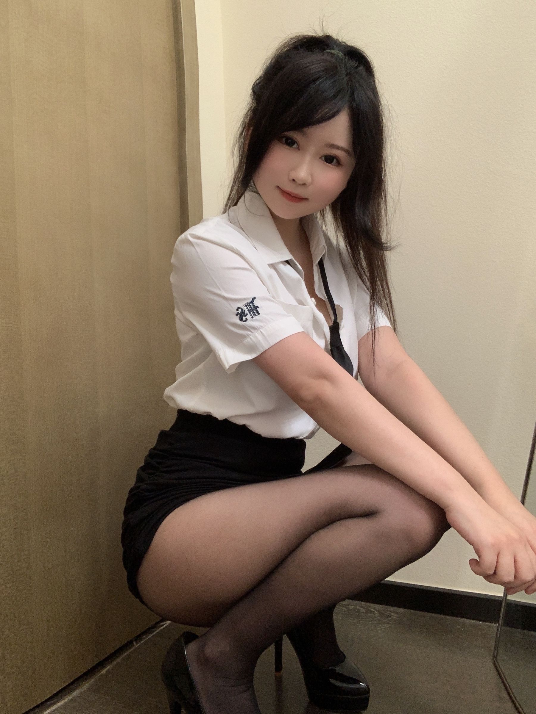 [福利COS] 蜜桃少女是依酱呀 - 刚入职的新人第12张