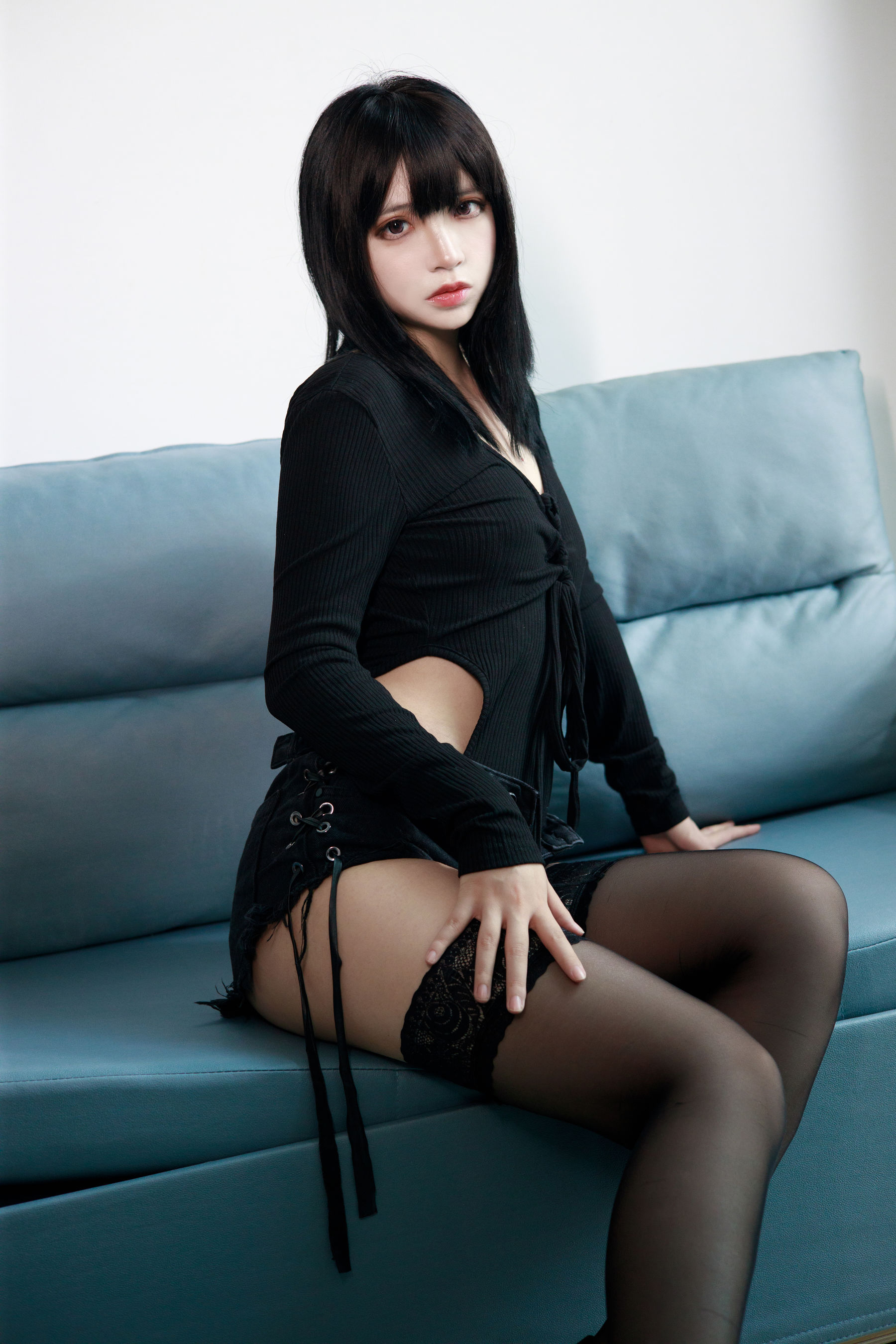 [福利COS] 疯猫ss - 黑毛衣短裤第1张