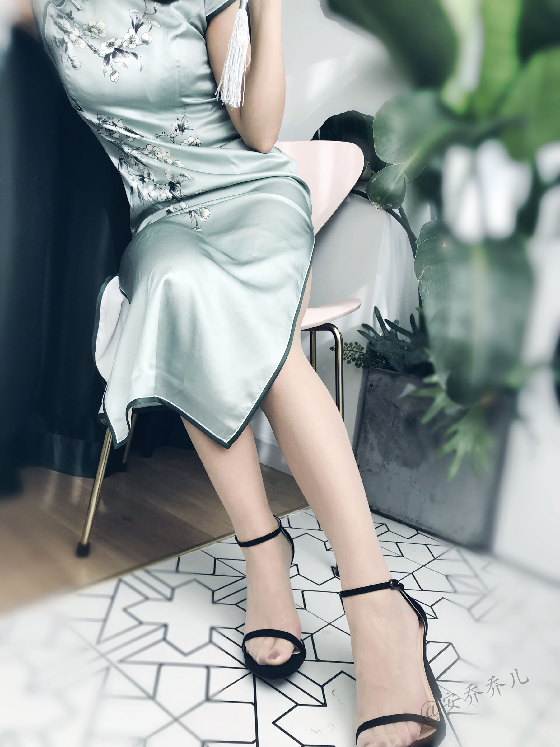 [福利COS] 安乔乔儿(Nia乔乔) No.017 安乔乔儿 黑丝旗袍第28张