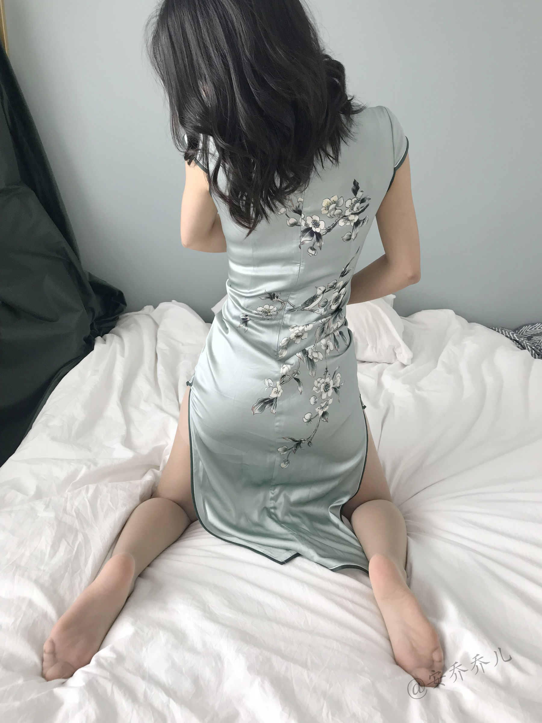 [福利COS] 安乔乔儿(Nia乔乔) No.017 安乔乔儿 黑丝旗袍第10张