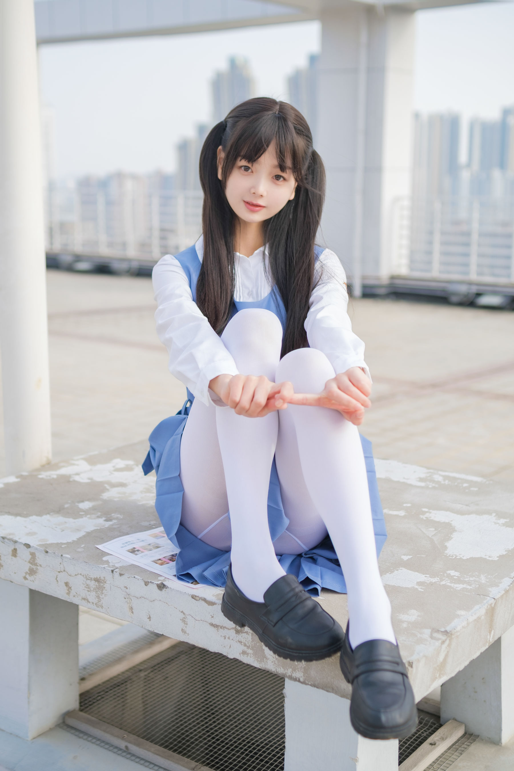 [福利COS] 柴系小乖(稚乖画册) - 夜夜 天台真空80D白丝第4张