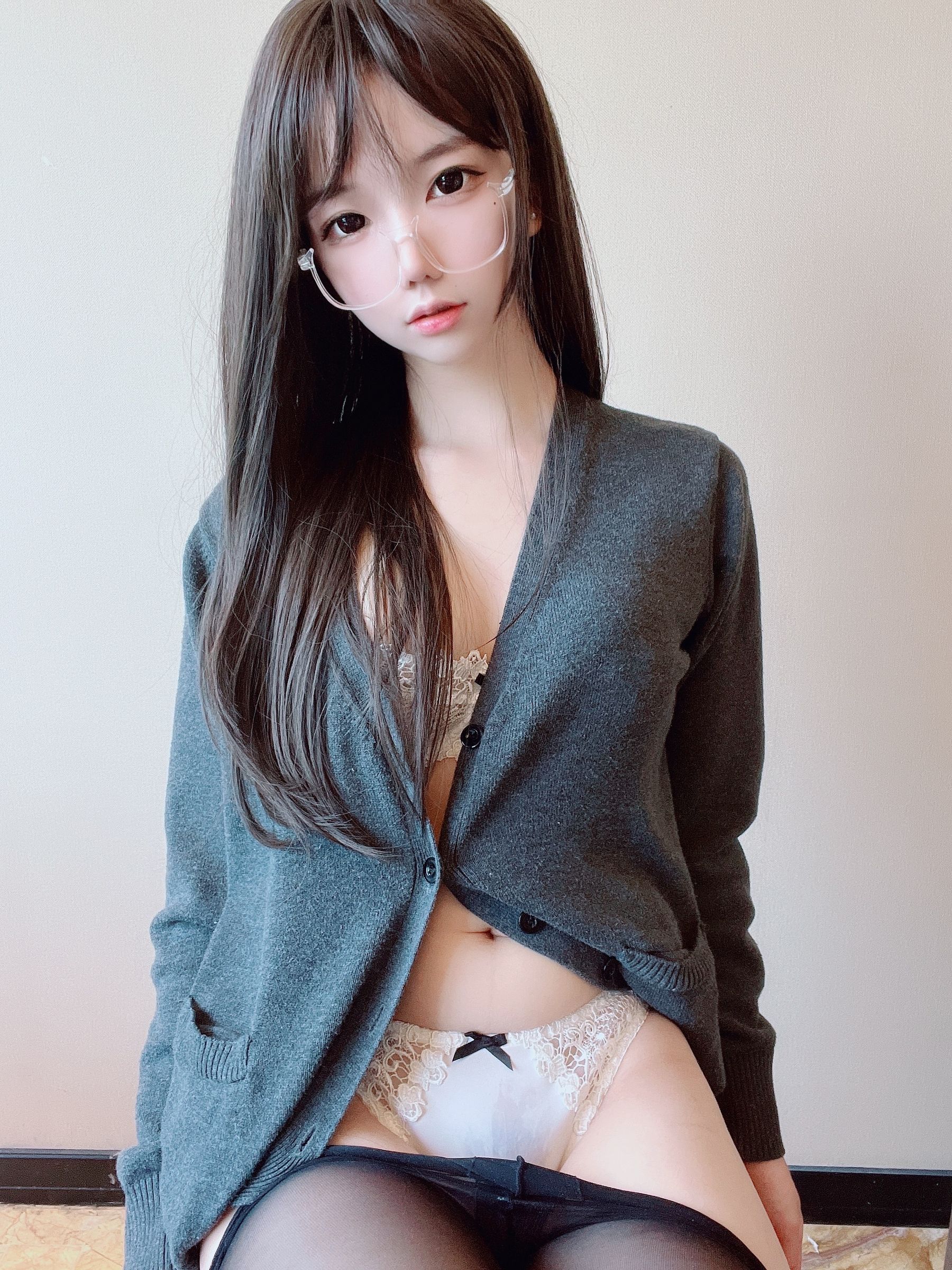 [福利COS] 莉犬酱 - 黑丝白蕾丝第12张