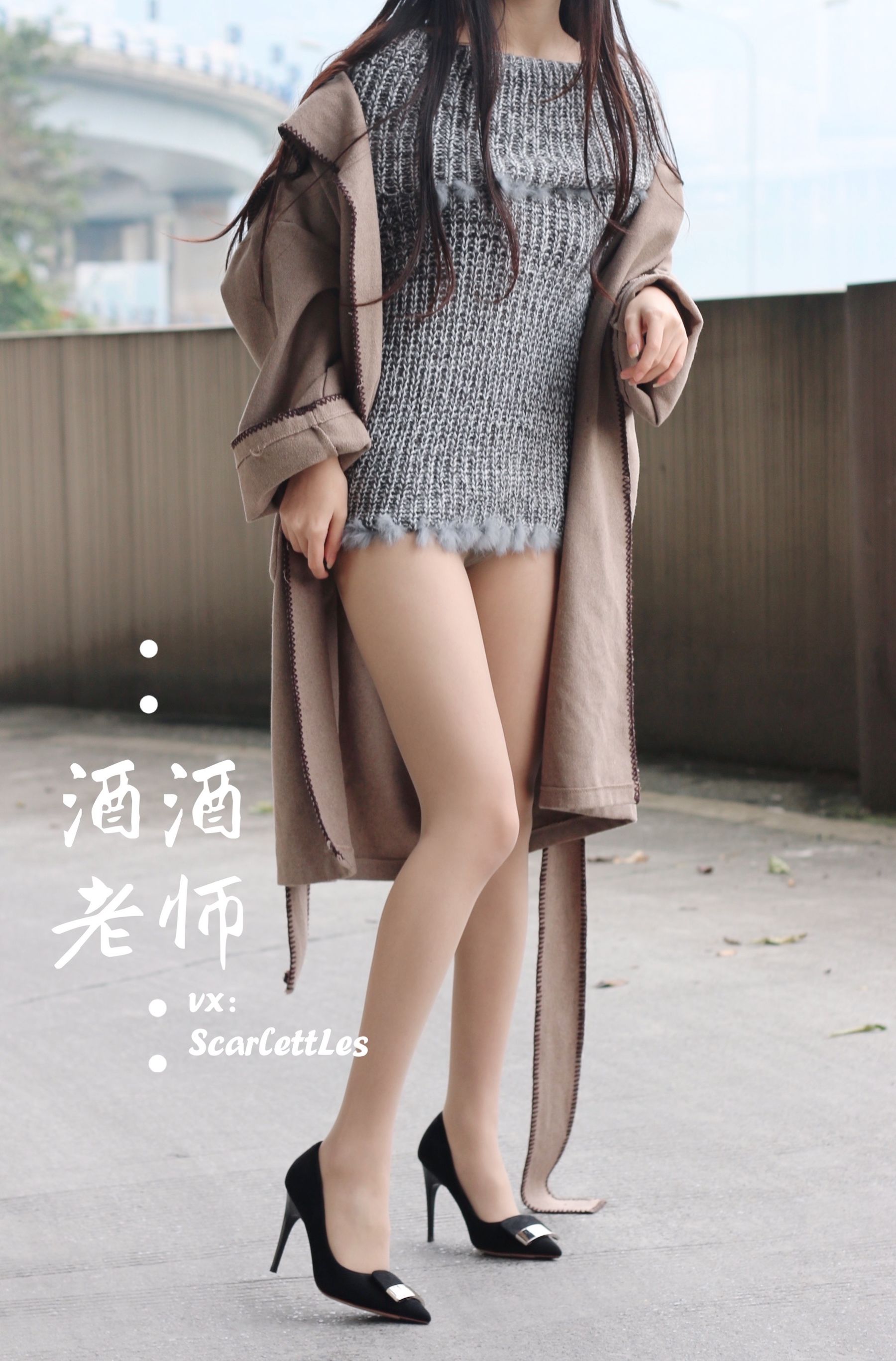 [福利COS] 酒酒老师 - 停车场里的超短裙第3张