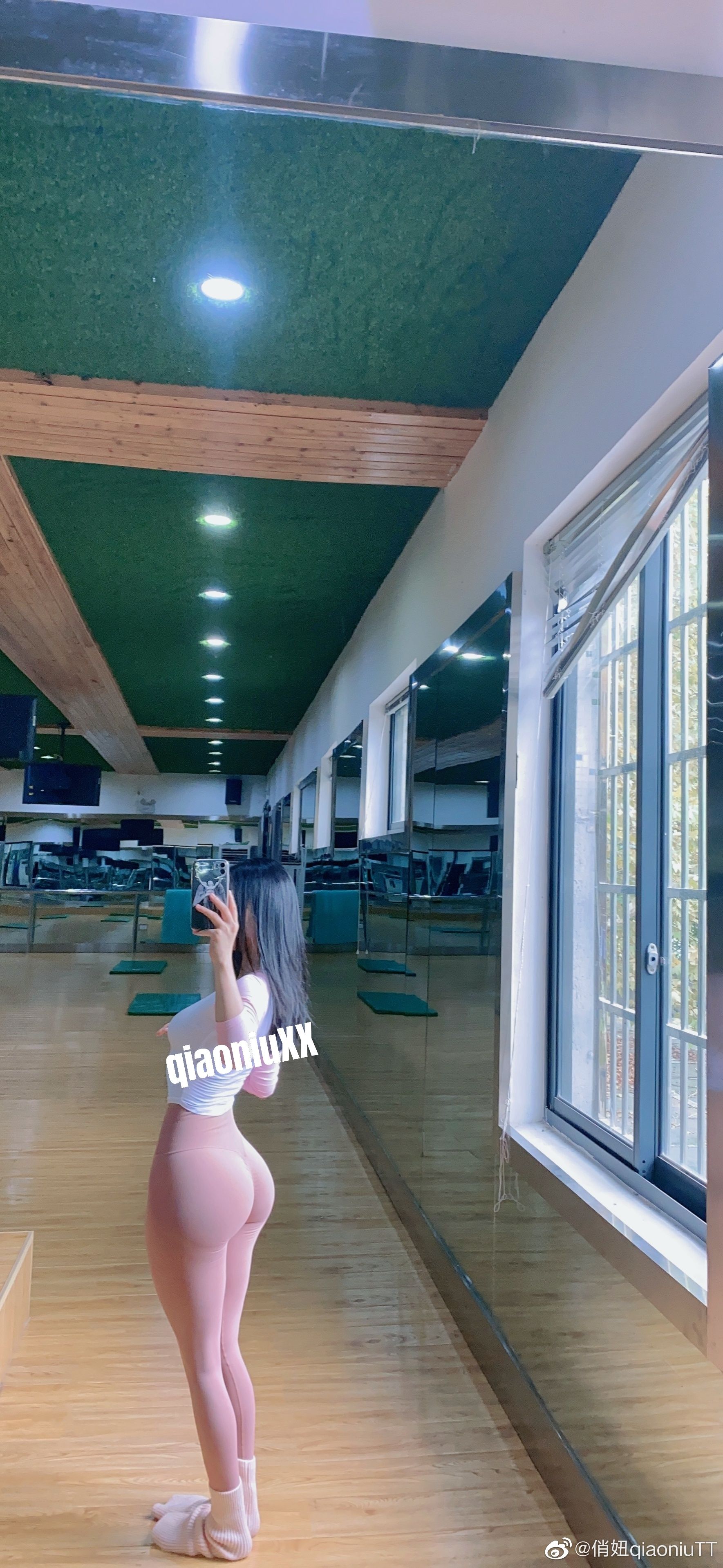 [福利COS] 俏妞qiaoniuTT - 丝袜长腿翘臀 视图合集第31张