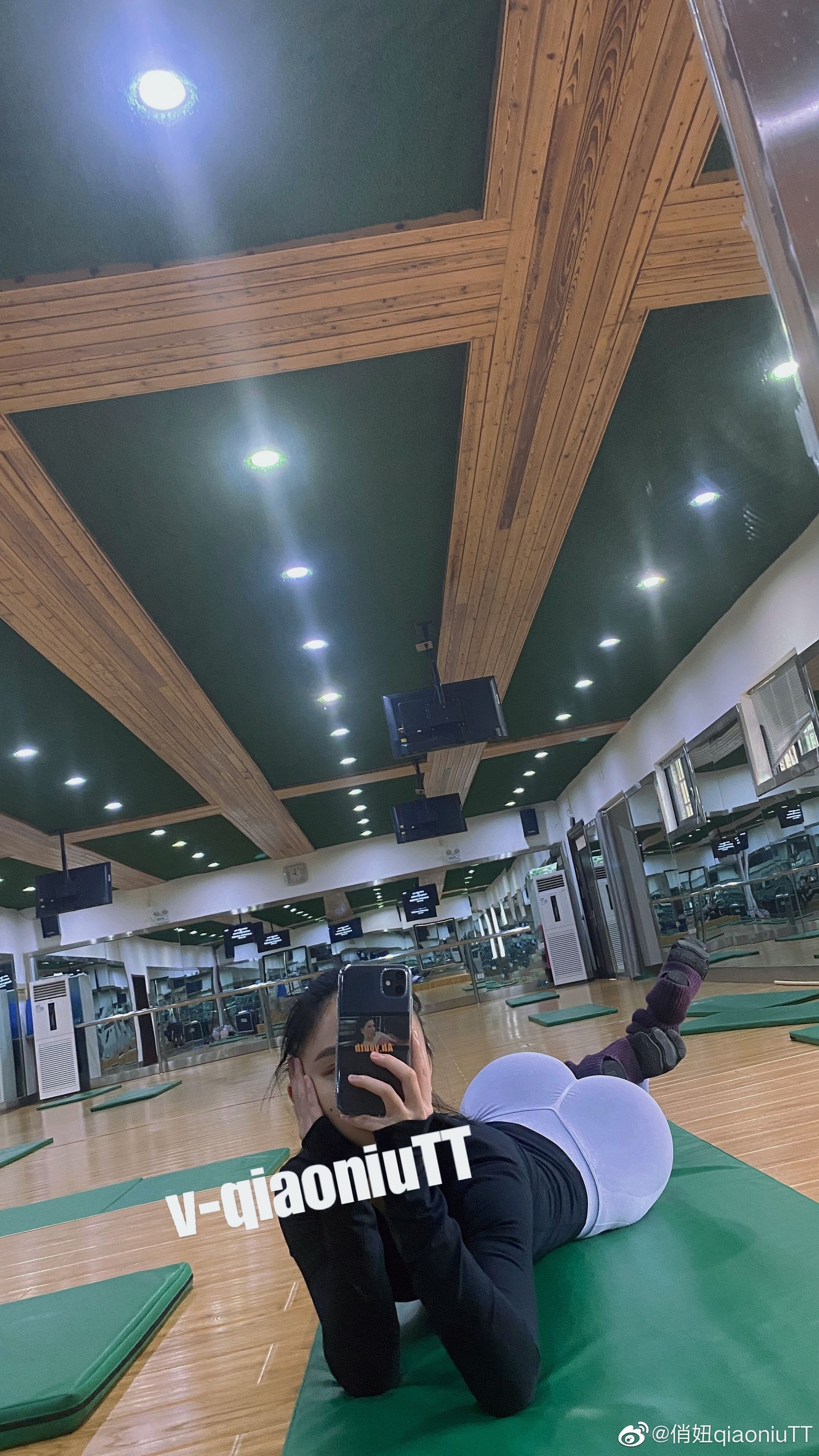 [福利COS] 俏妞qiaoniuTT - 丝袜长腿翘臀 视图合集第16张