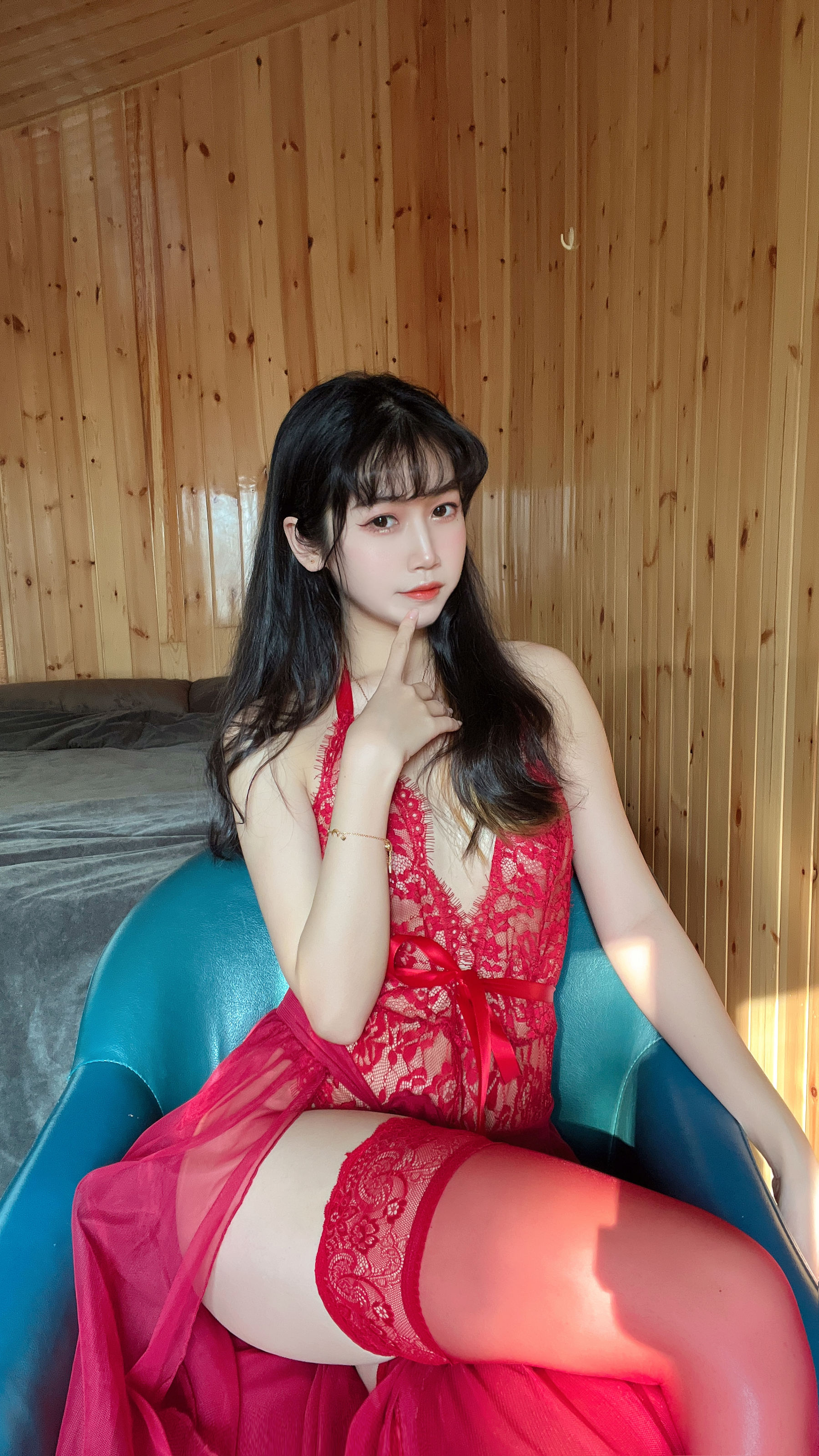 [福利COS] 微博人气Coser不呆猫 - 霸气红色人妻第19张