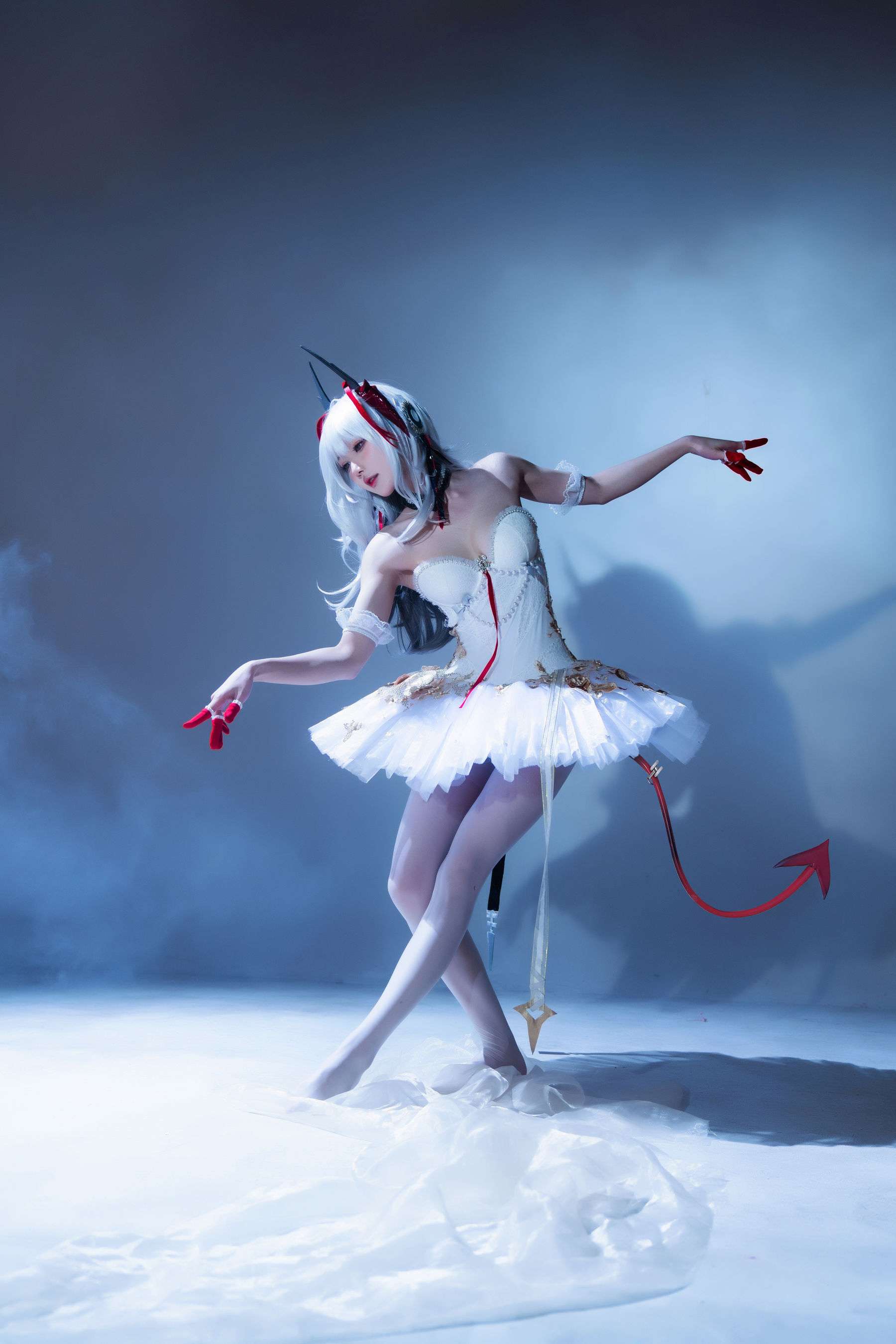 [福利COS] 动漫博主阿包也是兔娘 - 明日方舟 芭蕾第1张