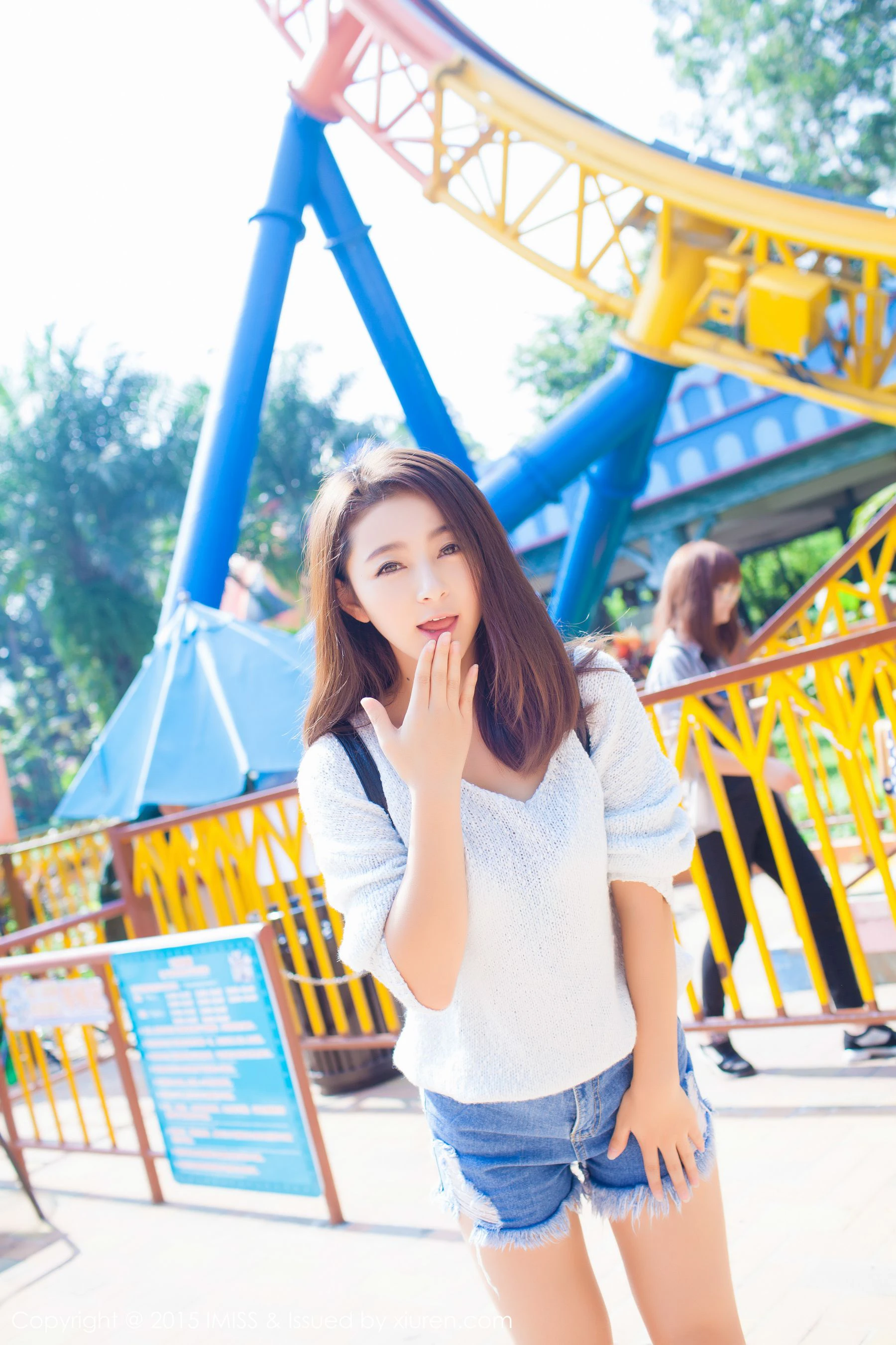  夏茉GIGI《牛仔热裤街拍》 爱蜜社IMiss Vol.049第2张