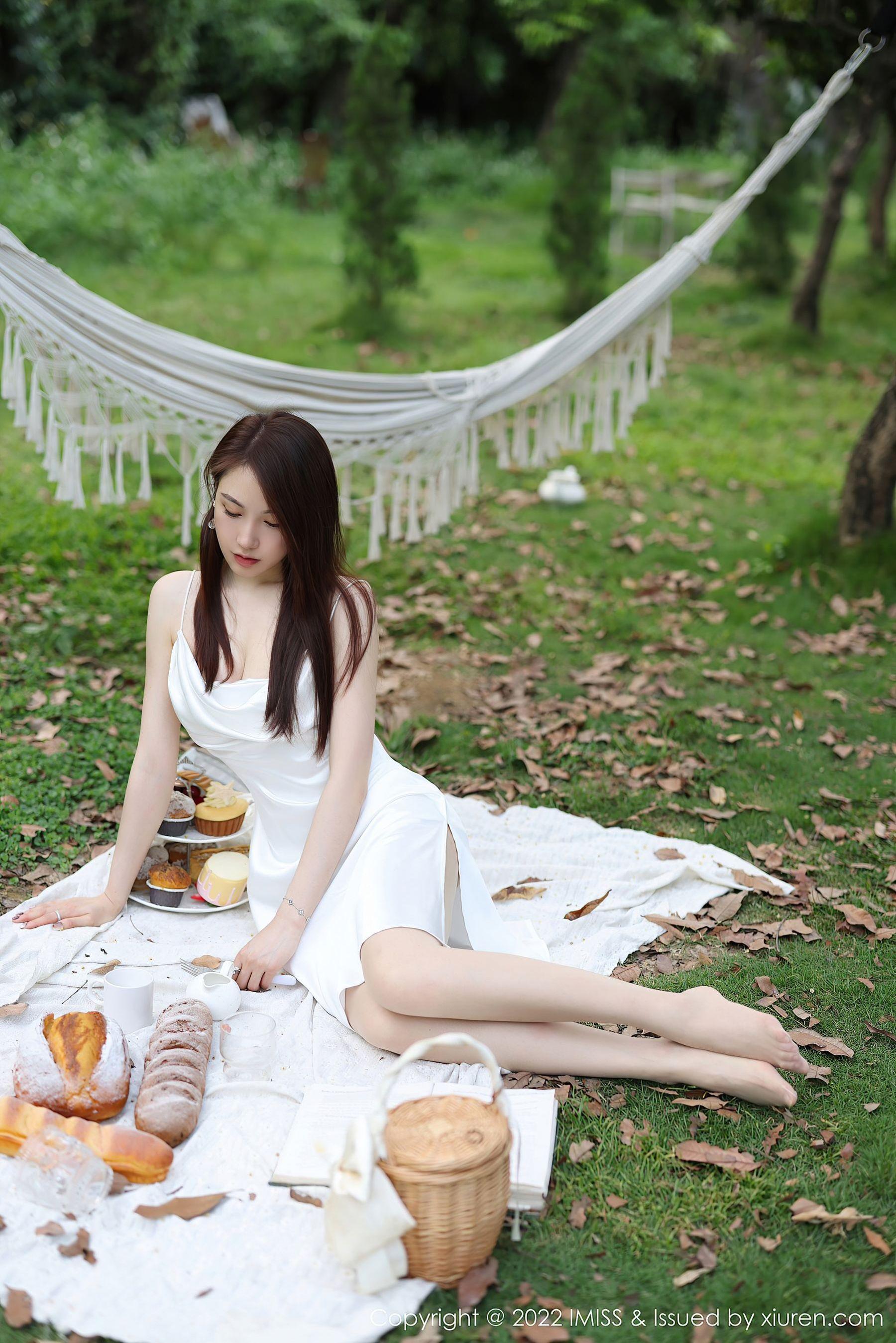  爱蜜社 VOL.682 Lynn刘奕宁 户外美腿第8张