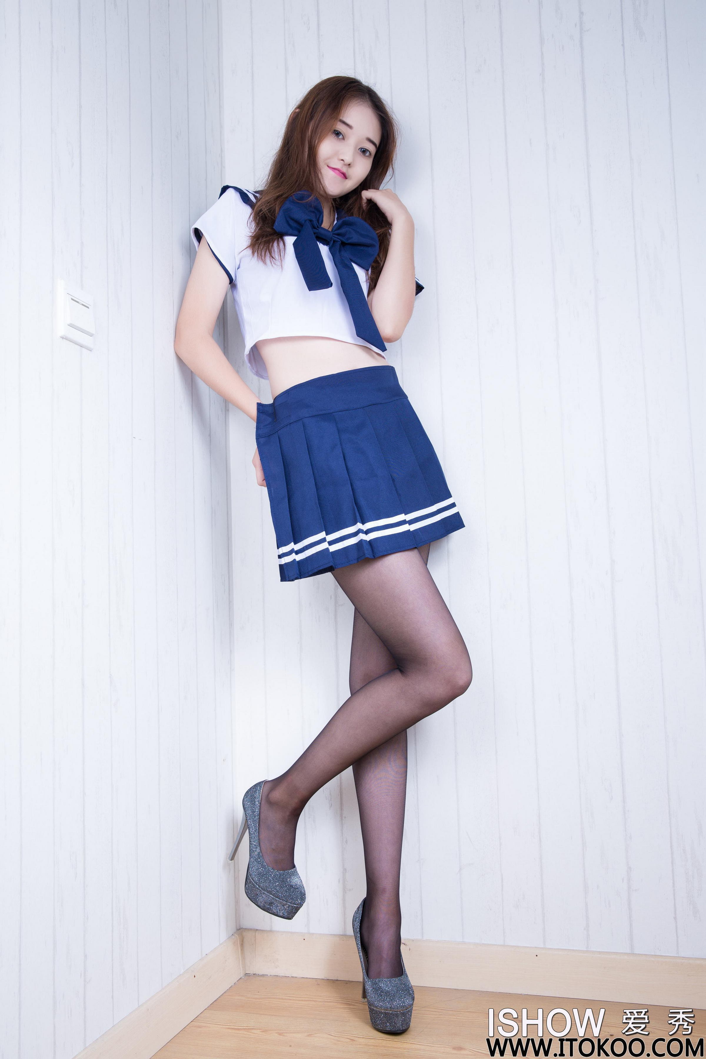 [ISHOW爱秀]蓝白水手学生制服美女 法图娜Fatinah 黑丝美腿与闪亮高跟性感写真 2015-10-19 No.013第2张