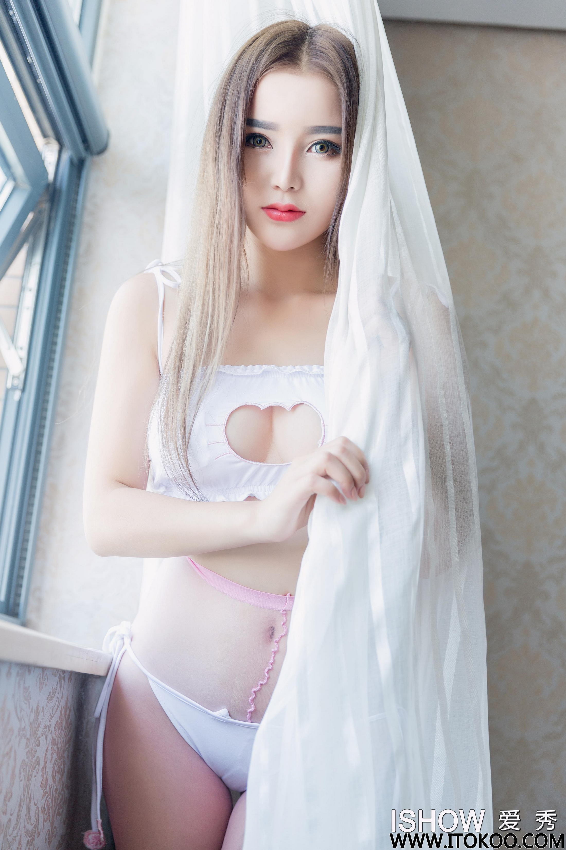 [ISHOW爱秀]白色吊带情趣内衣美女 甜甜SweeTT 粉色连身丝袜美腿与银色高跟性感写真 2016-11-19 No.076第5张