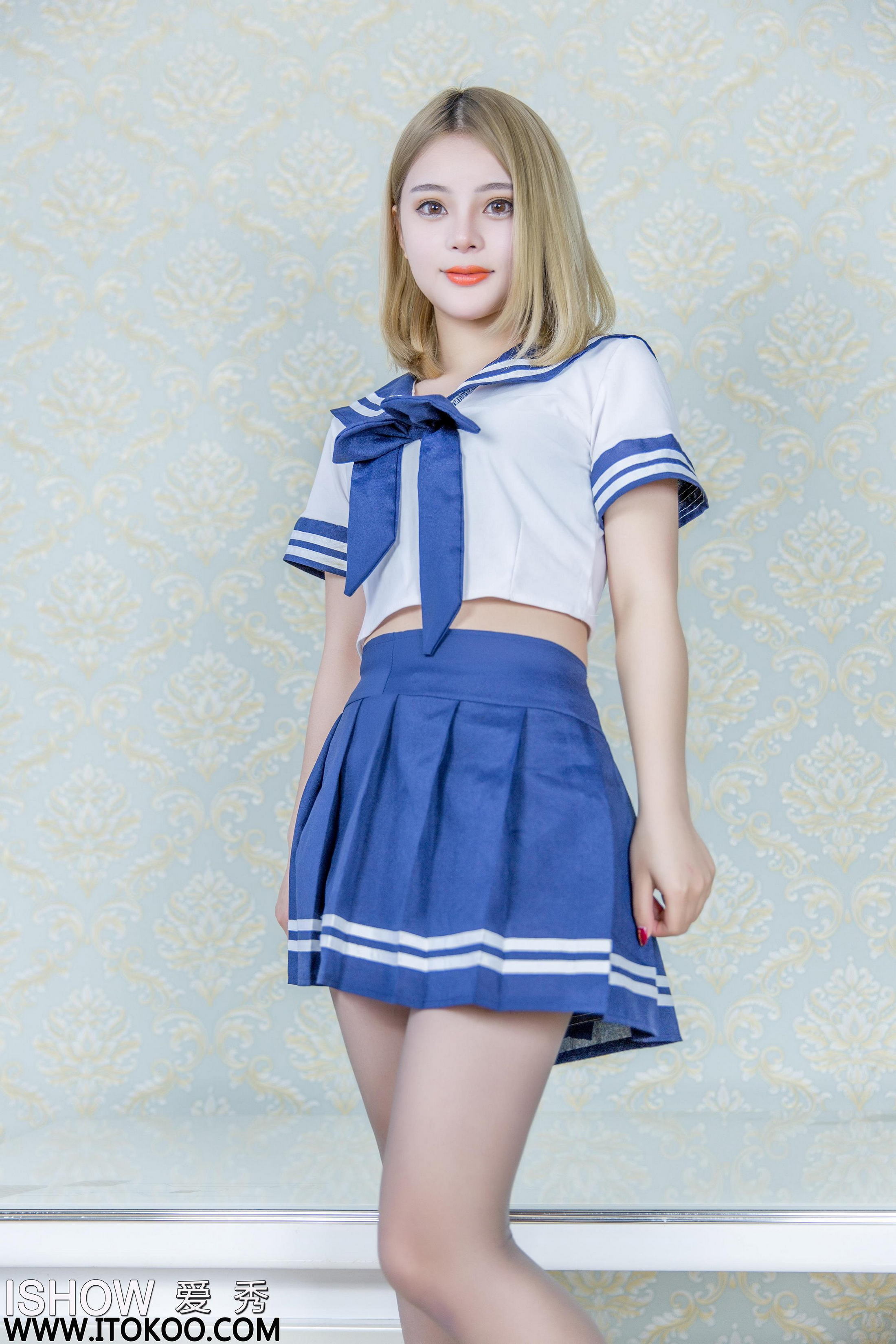 [ISHOW爱秀]蓝白水手学生制服美女 蜜雪儿Michelle 灰色丝袜美腿大尺度性感私房写真集 2017-04-15 No.097第1张