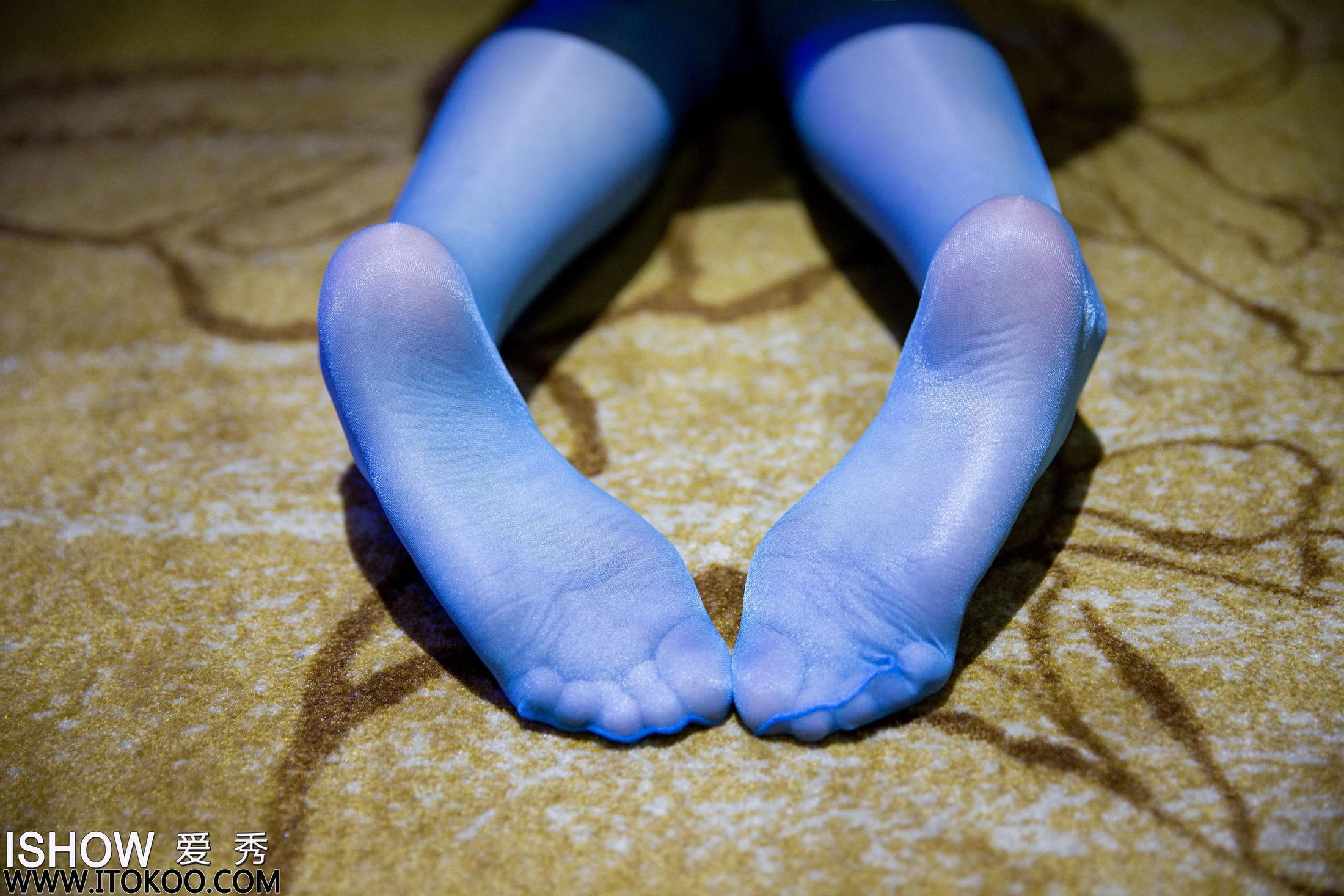 [ISHOW爱秀]NO.148 林沐沐Liny 白色性感背心加蓝色丝袜美腿私房写真集第5张