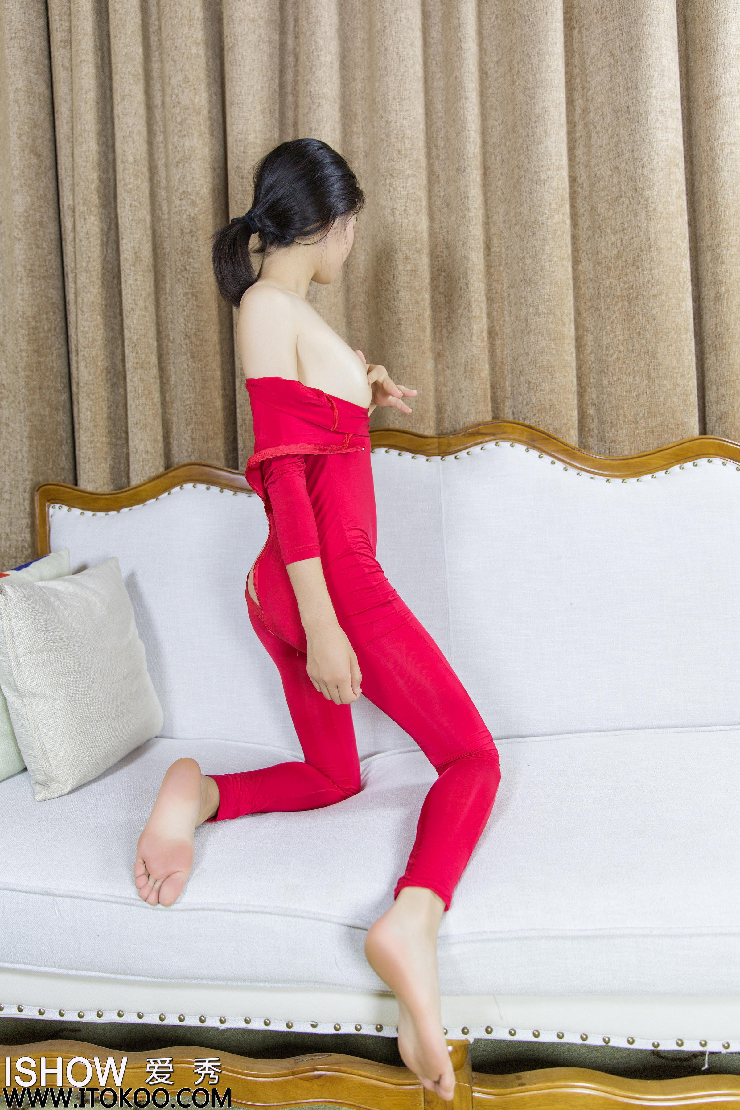 [ISHOW爱秀]NO.184 刘玥菲Phoebe 红色紧身连体衣加肉色丝袜玉足性感私房写真集第11张