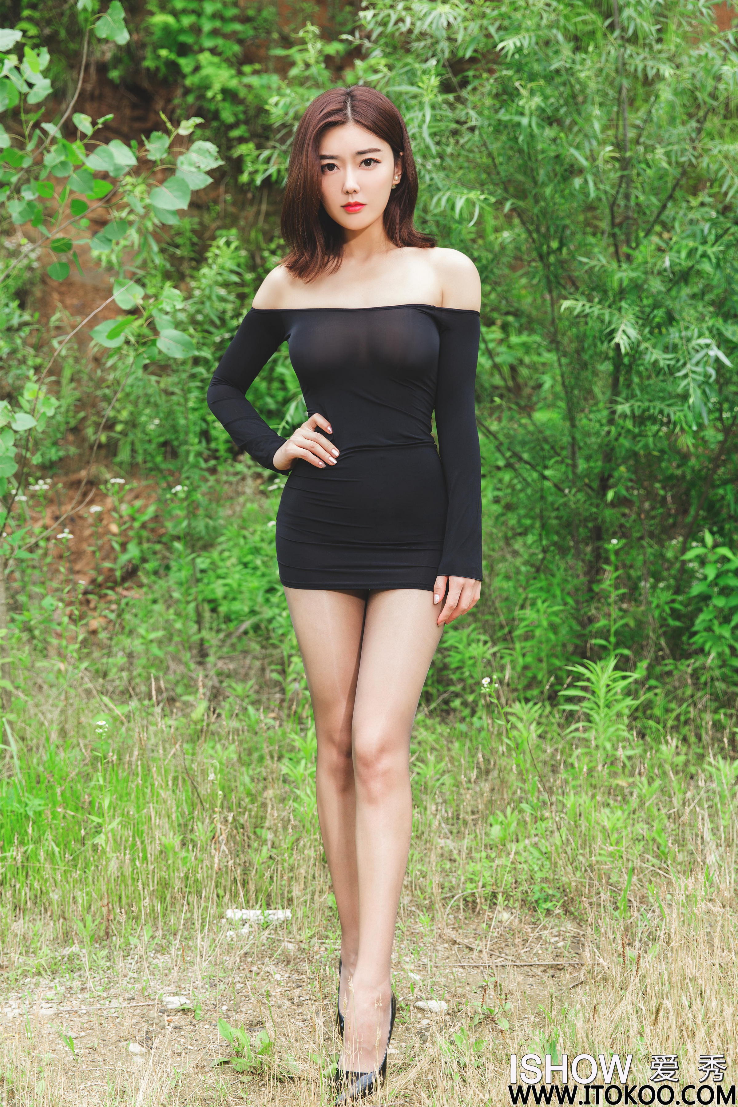 [ISHOW爱秀]NO.192 林琳Caroline 黑色紧身抹胸裙加灰色丝袜美腿性感私房写真集第1张