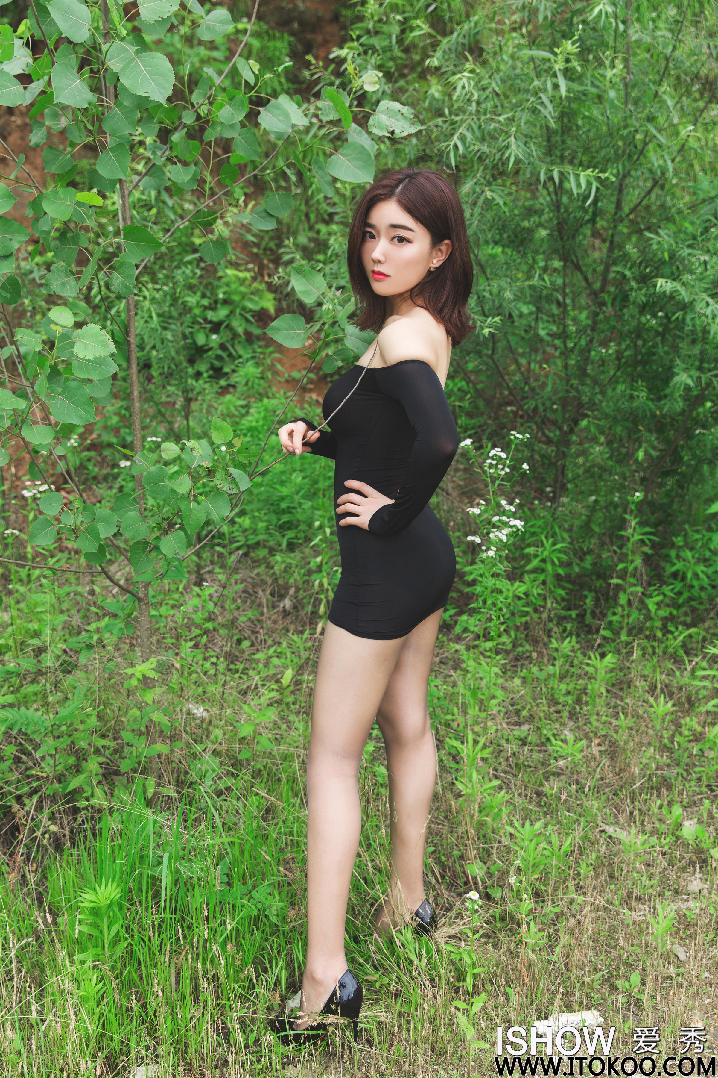 [ISHOW爱秀]NO.192 林琳Caroline 黑色紧身抹胸裙加灰色丝袜美腿性感私房写真集第3张