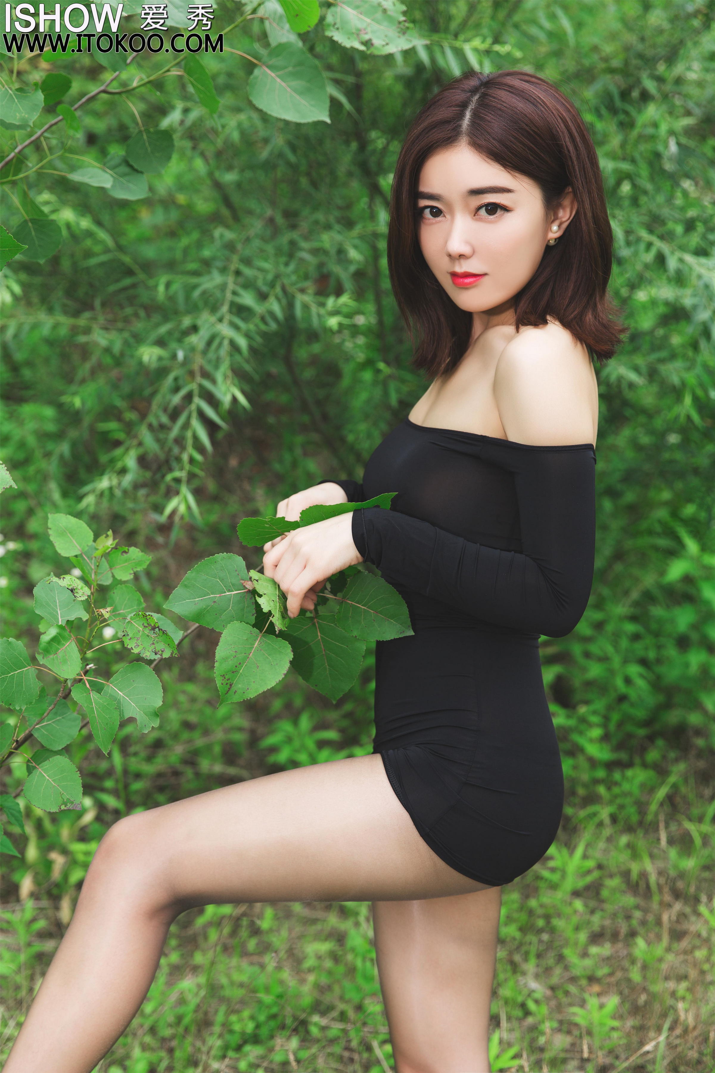 [ISHOW爱秀]NO.192 林琳Caroline 黑色紧身抹胸裙加灰色丝袜美腿性感私房写真集第4张