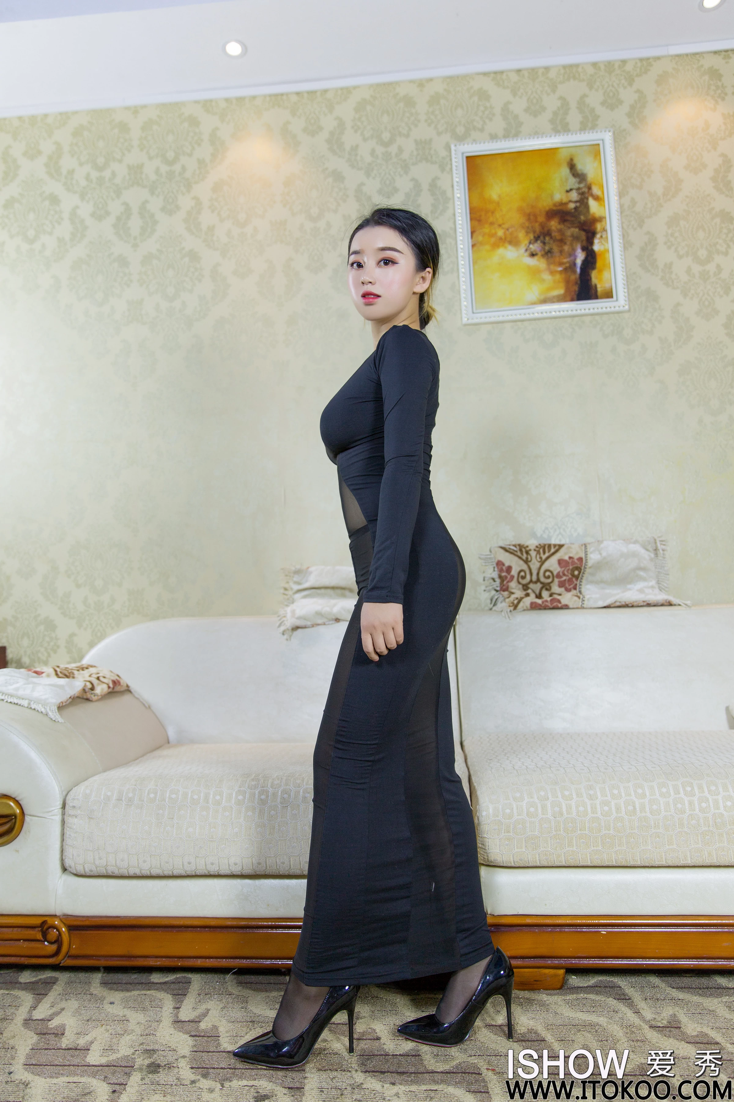 [ISHOW爱秀] NO.205 乔乔 黑色紧身透视连衣裙加黑色丝袜美腿性感私房写真集第1张