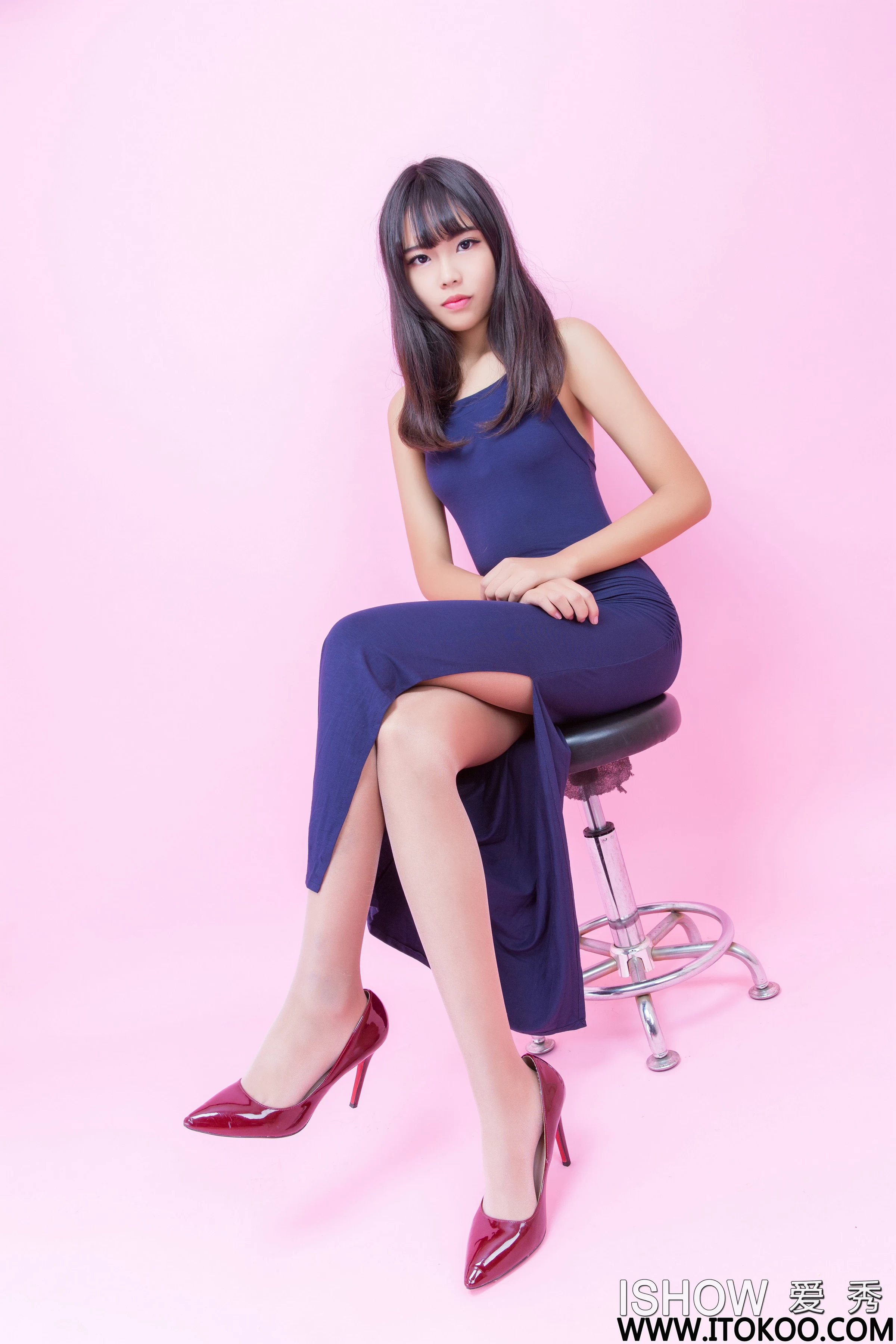 [ISHOW爱秀]NO.215 芸芸 紧身连衣裙与透视情趣上衣加短裤性感私房写真集第4张