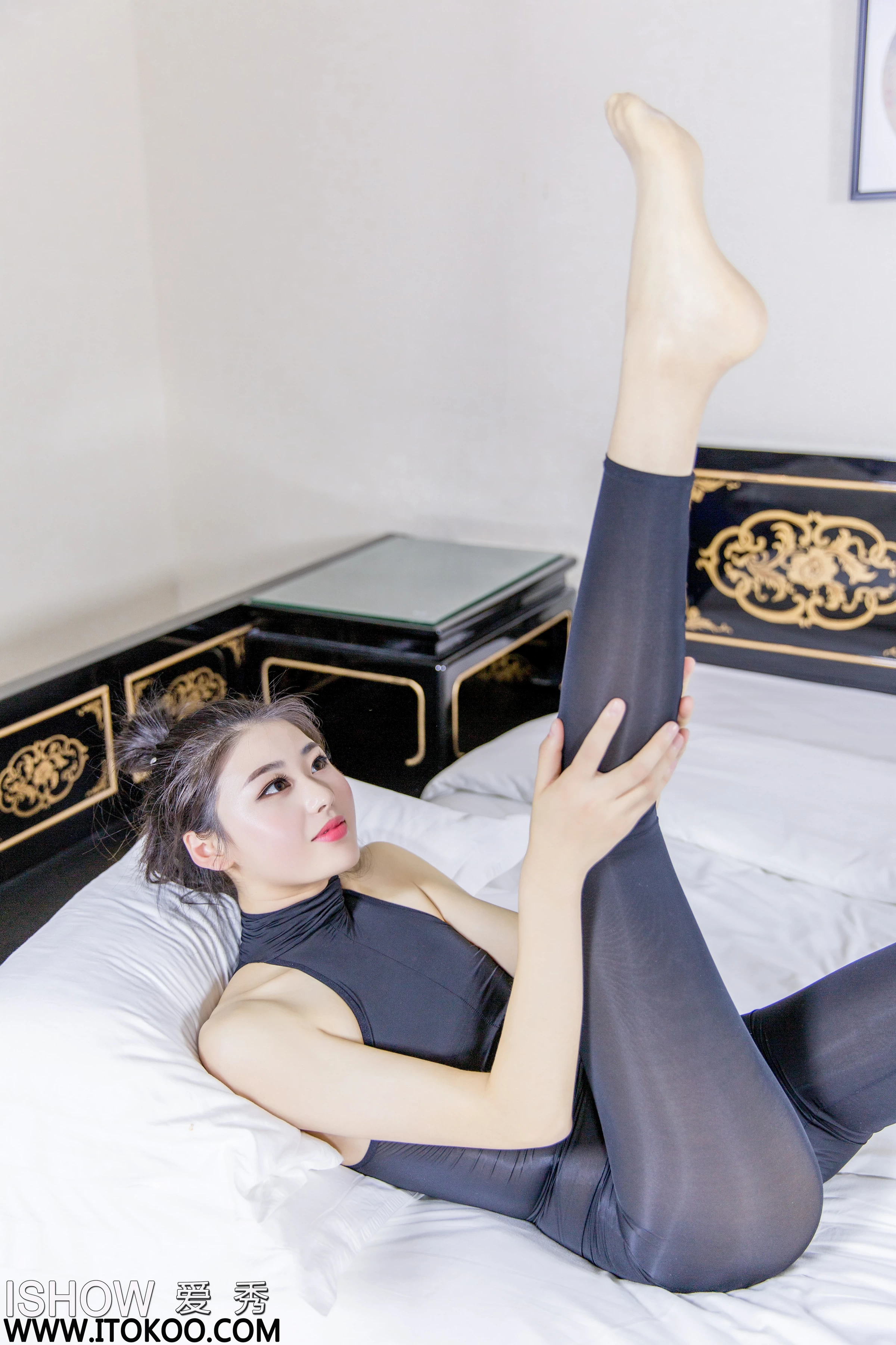 [ISHOW爱秀]NO.224 刘玥菲Phoebe 黑色紧身透视连体衣与情趣制服加短裙性感私房写真集第7张