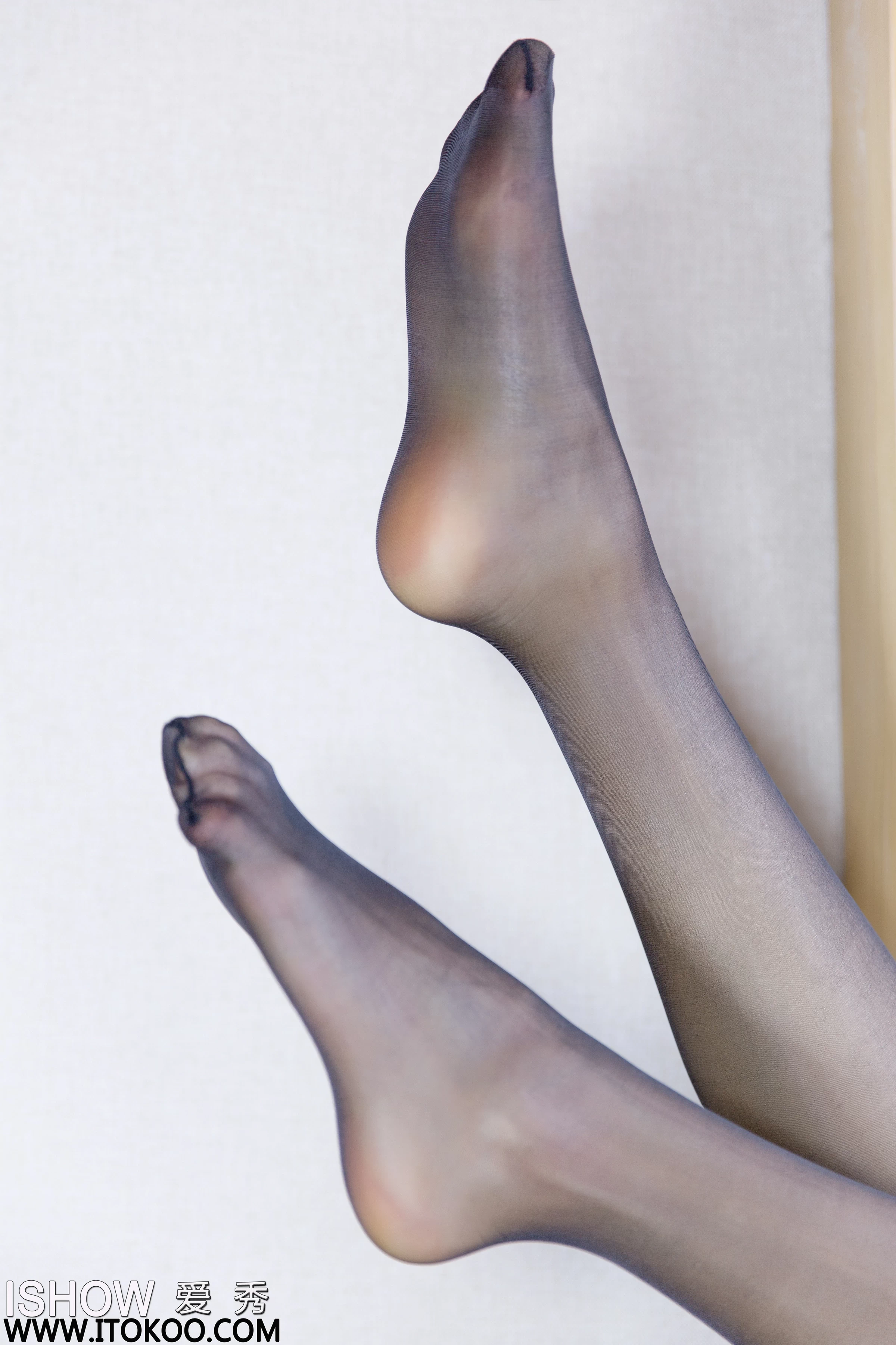 [ISHOW爱秀]NO.226 王若伊Zoe 黑色连体起皮衣加黑色丝袜美腿性感私房写真集第7张