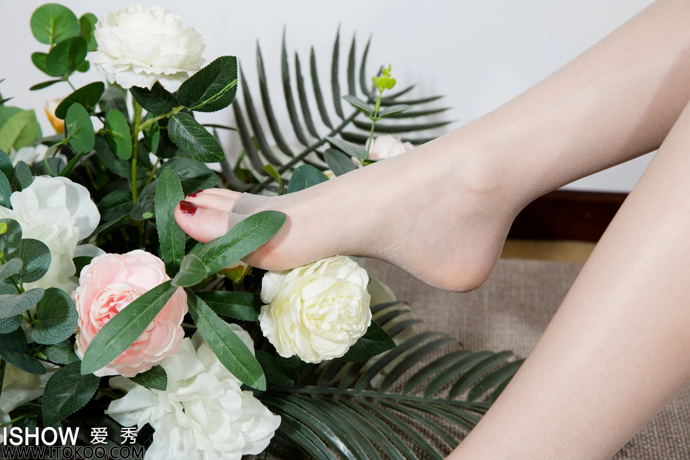 [ISHOW爱秀]2023-09-23 NO.383 田蜜Mia 蓝色旗袍与黑色紧身连衣裙加黑丝美腿性感私房写真集第9张