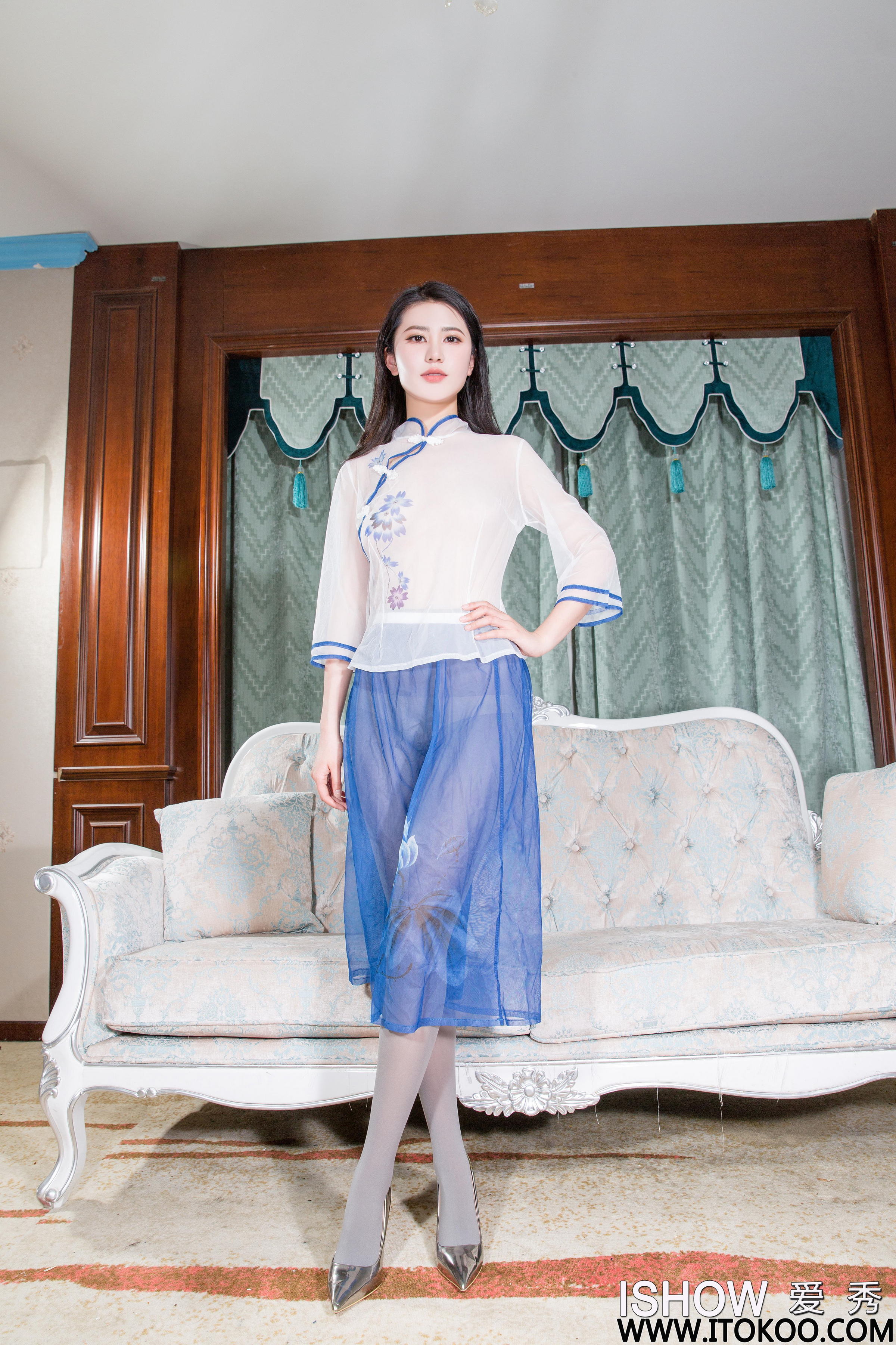 [ISHOW爱秀]2024-04-20 NO.412 薛婧雯Jill 白色透视旗袍与蓝色情趣短裙加灰丝美腿性感私房写真集第1张