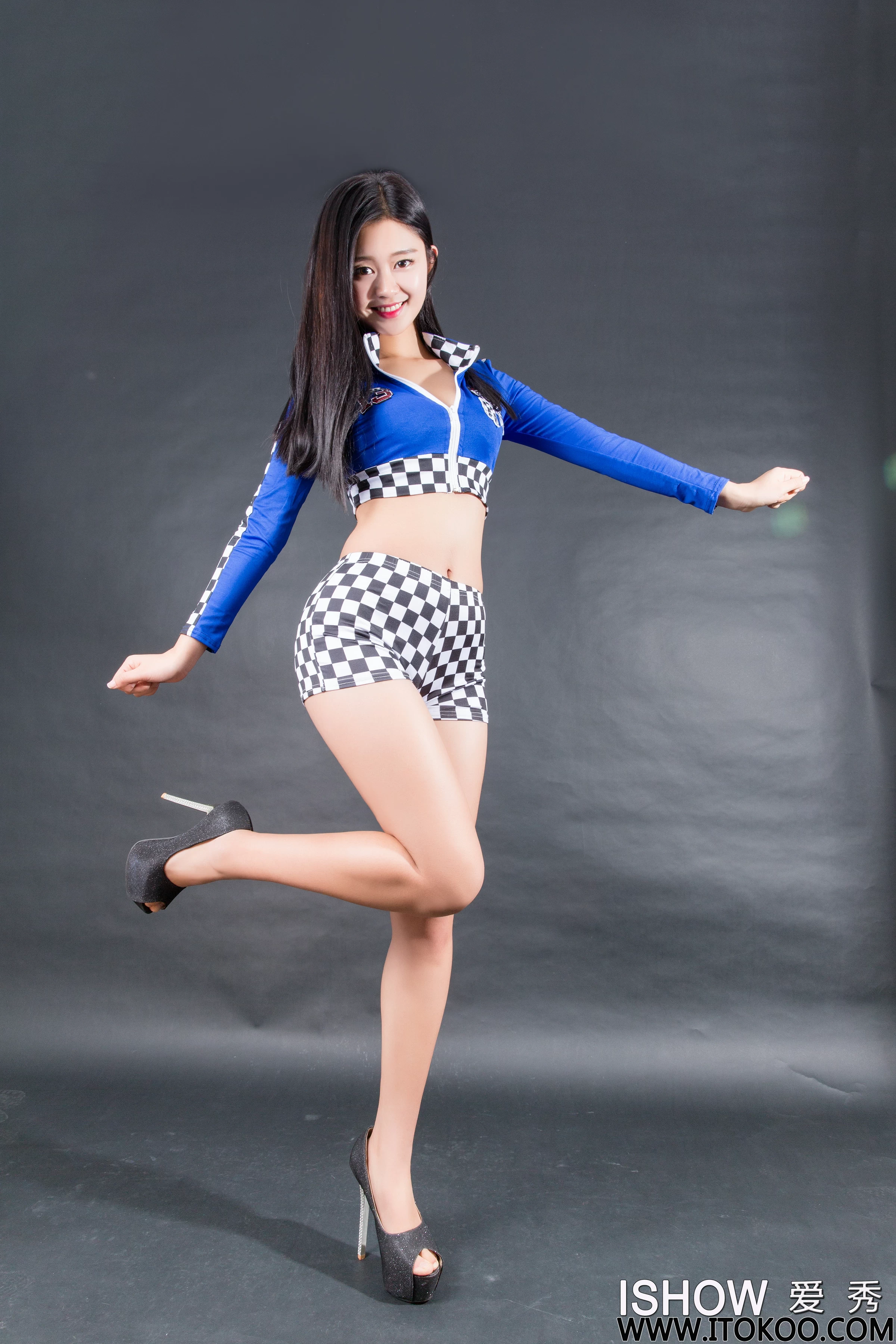 [ISHOW爱秀]NO.342 樱桃Cherry 紧身豹纹连衣裙与赛车女郎制服性感私房写真集第6张