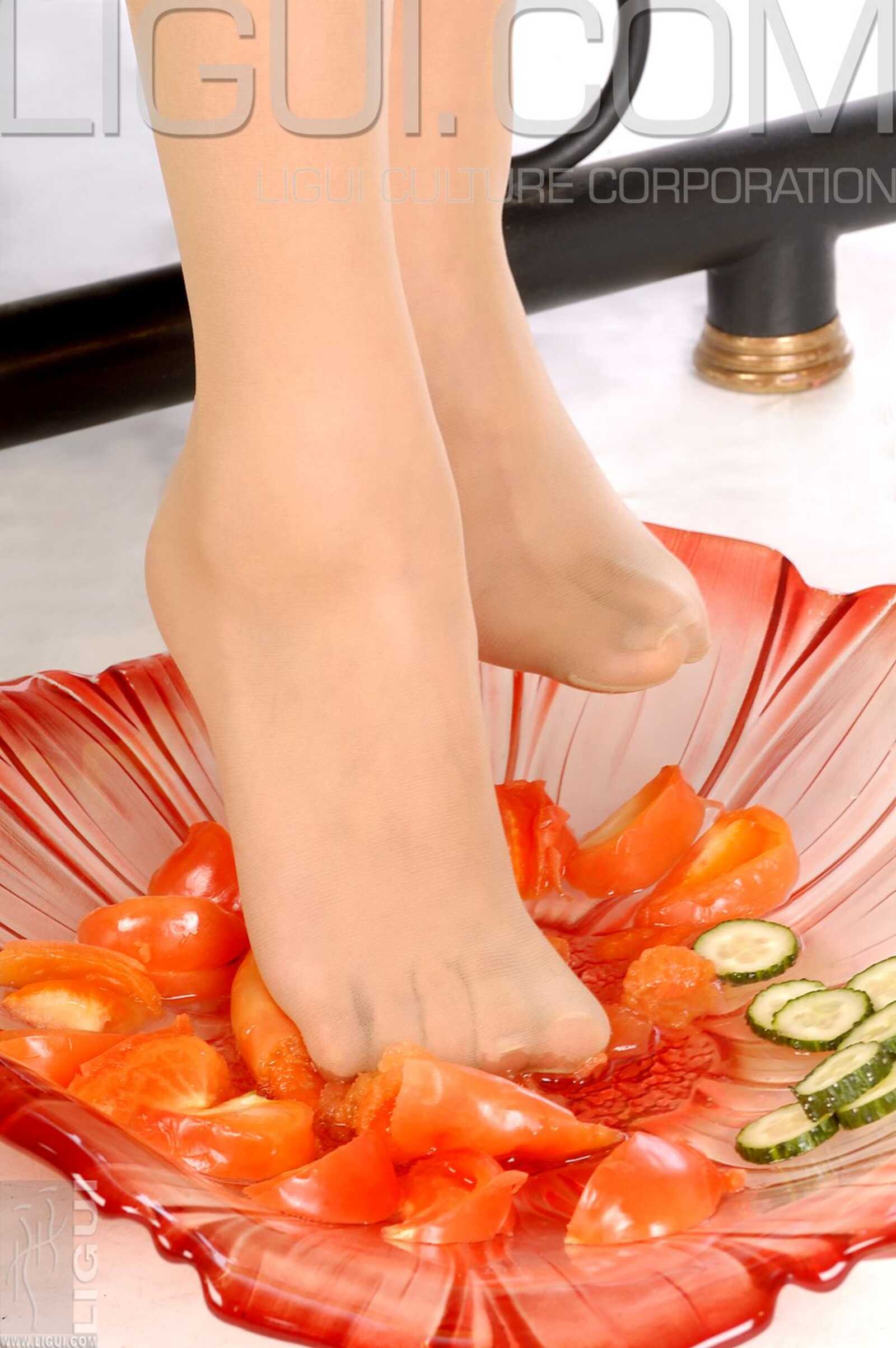 [丽柜LiGui] Model 丝丝《美足踩踏蔬菜》写真图片第12张