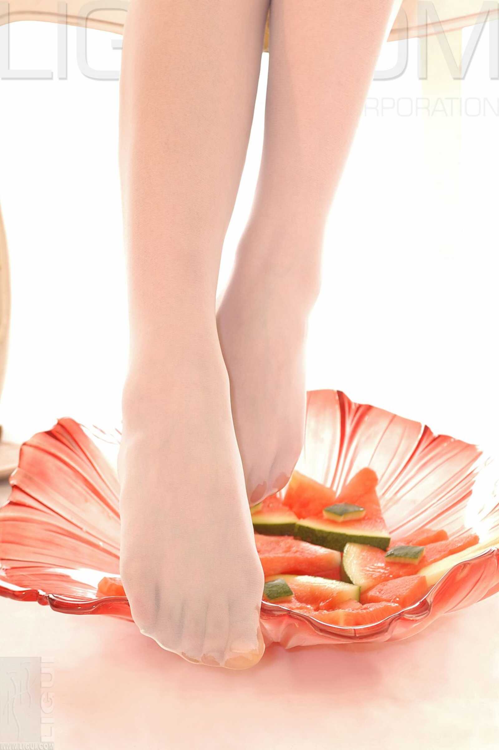 [丽柜LiGui] Model 海伦《玉足榨汁機》丝足写真集图第10张