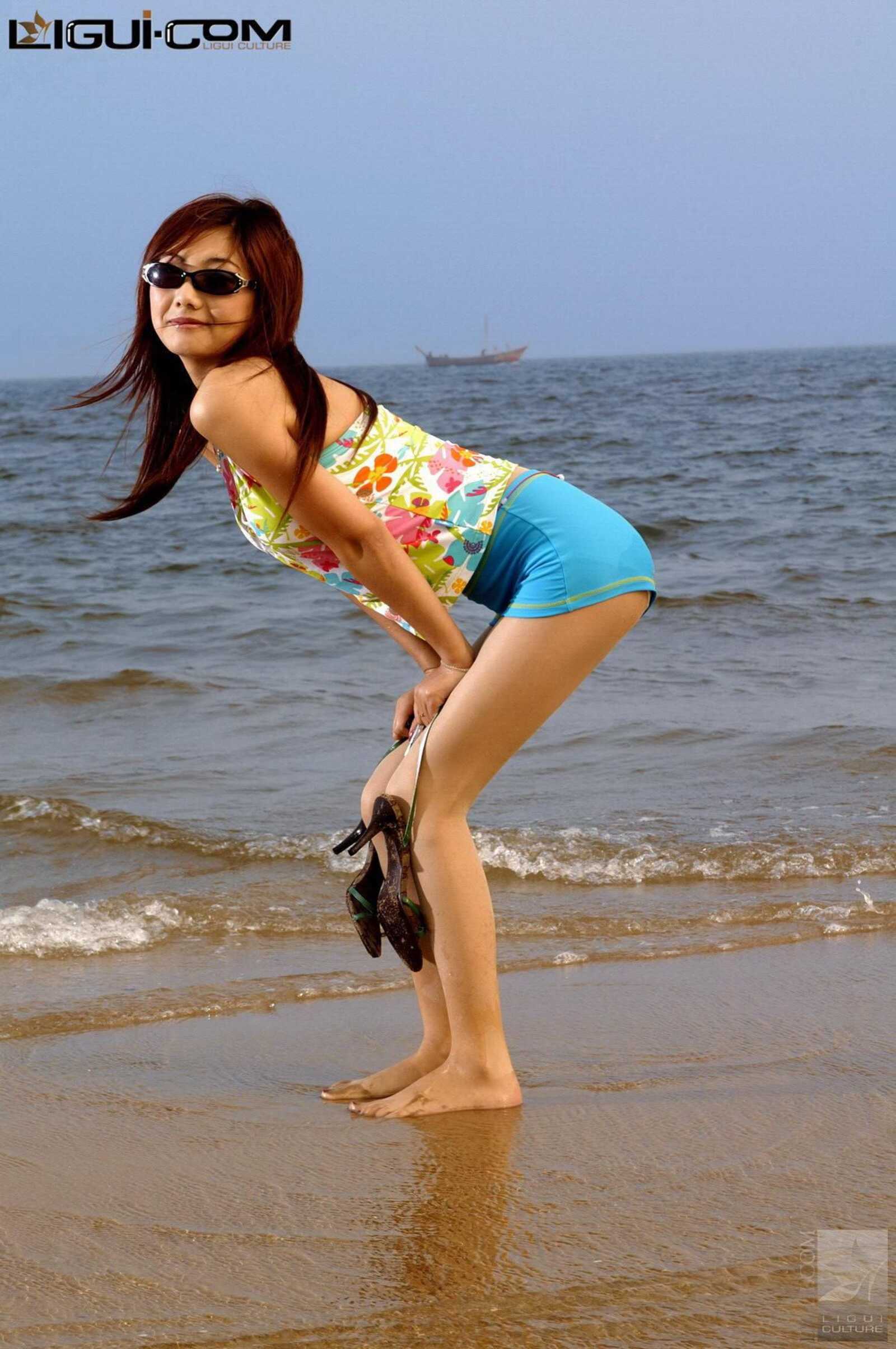 Model 丝丝《海边沙滩美女》 [丽柜LiGui] 丝足写真第3张