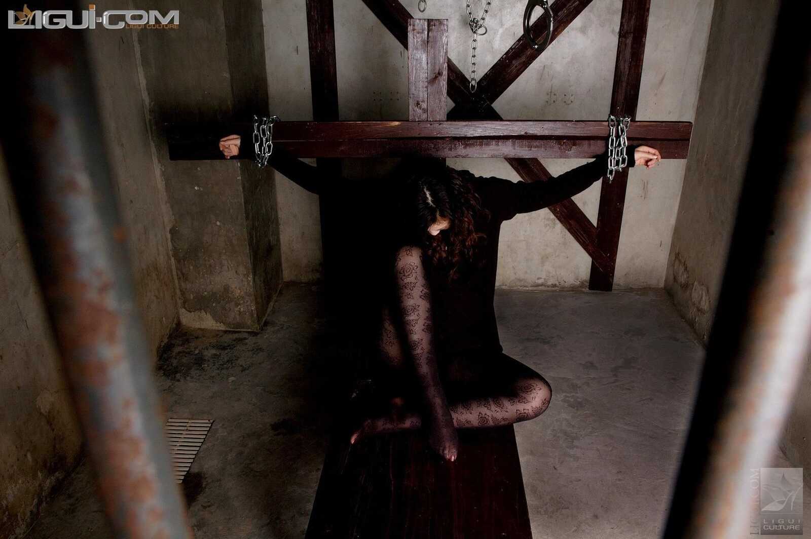 [丽柜美束LiGui] Model 露露《黑丝镣铐》丝足写真图第3张