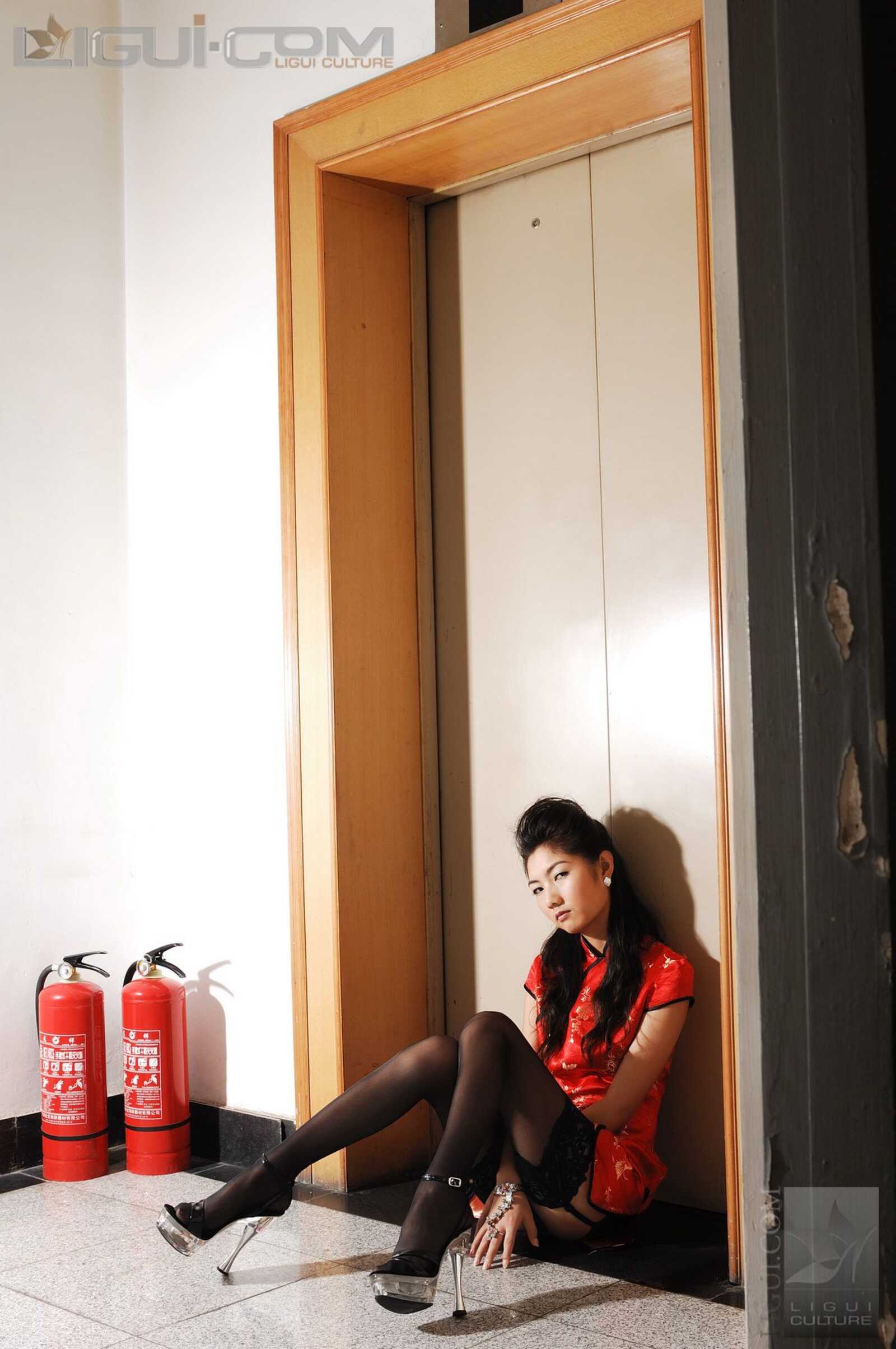Model 丝丝《电梯口的黑丝高跟》 [丽柜LiGui] 丝足第2张