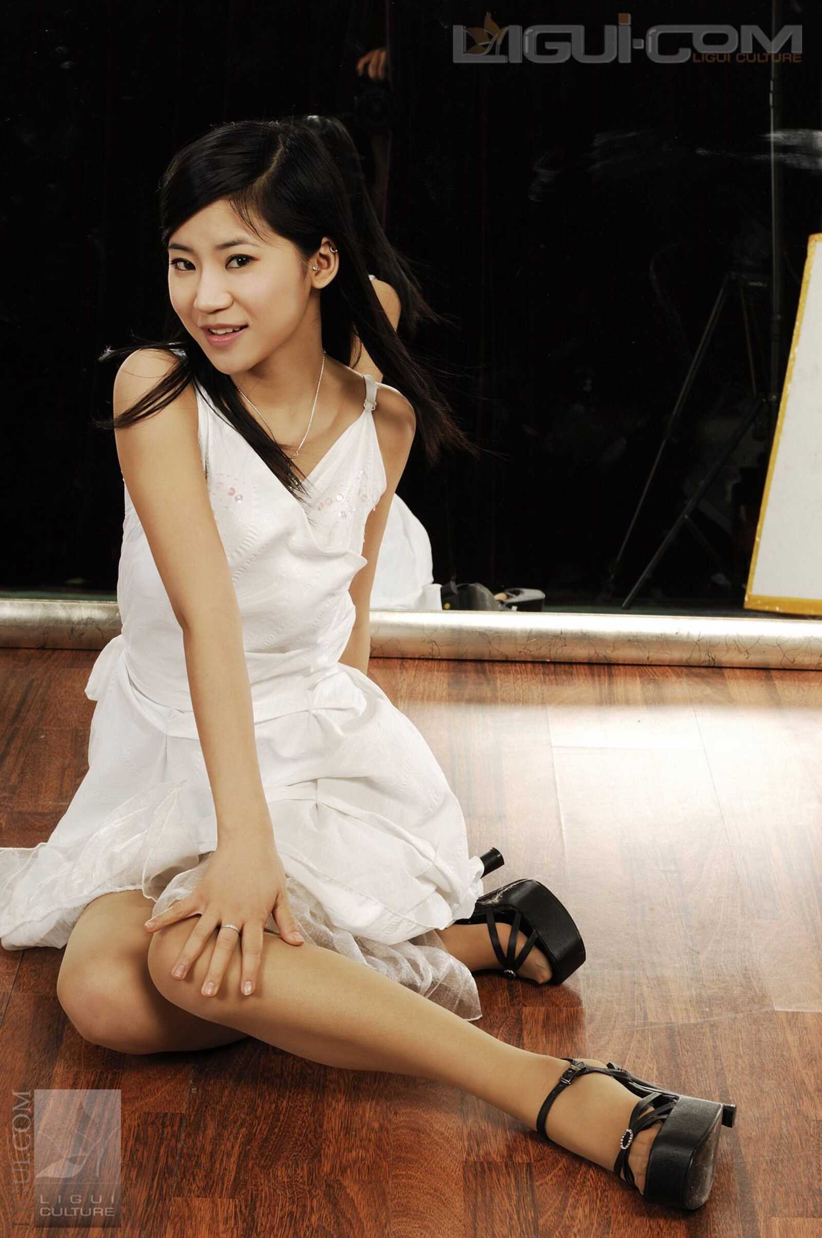 Model 卡鲁鲁《艺校美女的丝袜嫩足》 [丽柜LiGui第8张