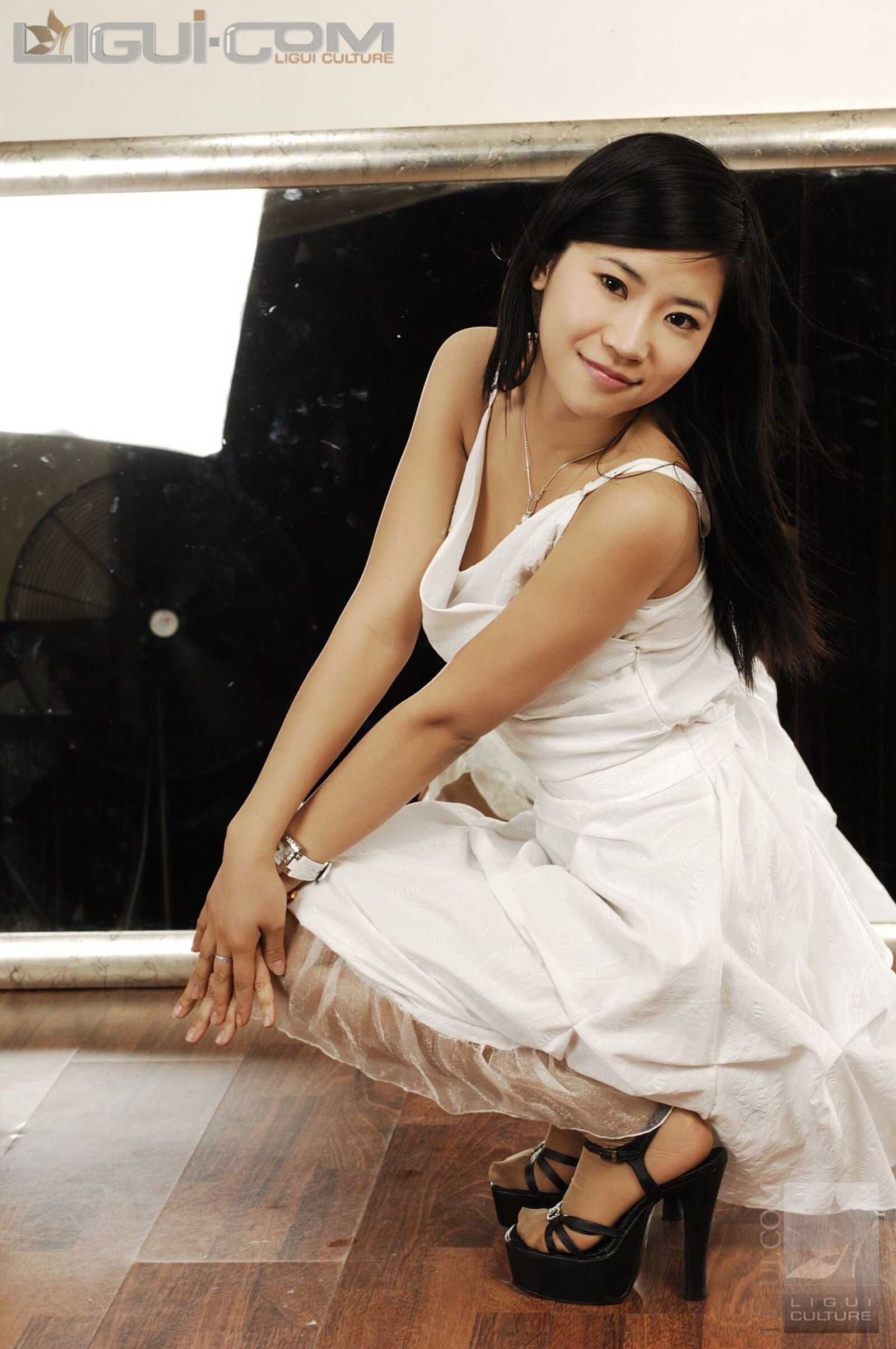 Model 卡鲁鲁《艺校美女的丝袜嫩足》 [丽柜LiGui第7张