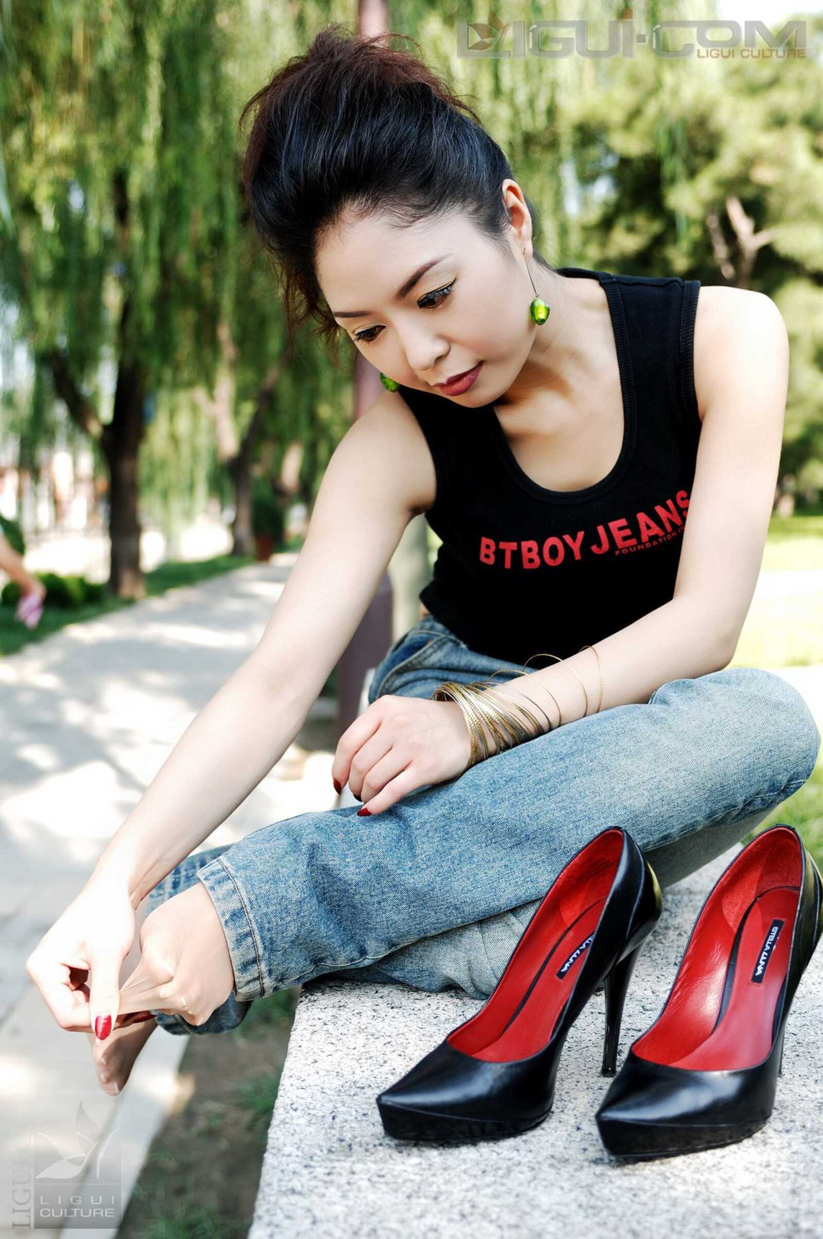 Model 冰清《牛仔和丝袜街拍》 [丽柜LiGui] 丝足写第10张