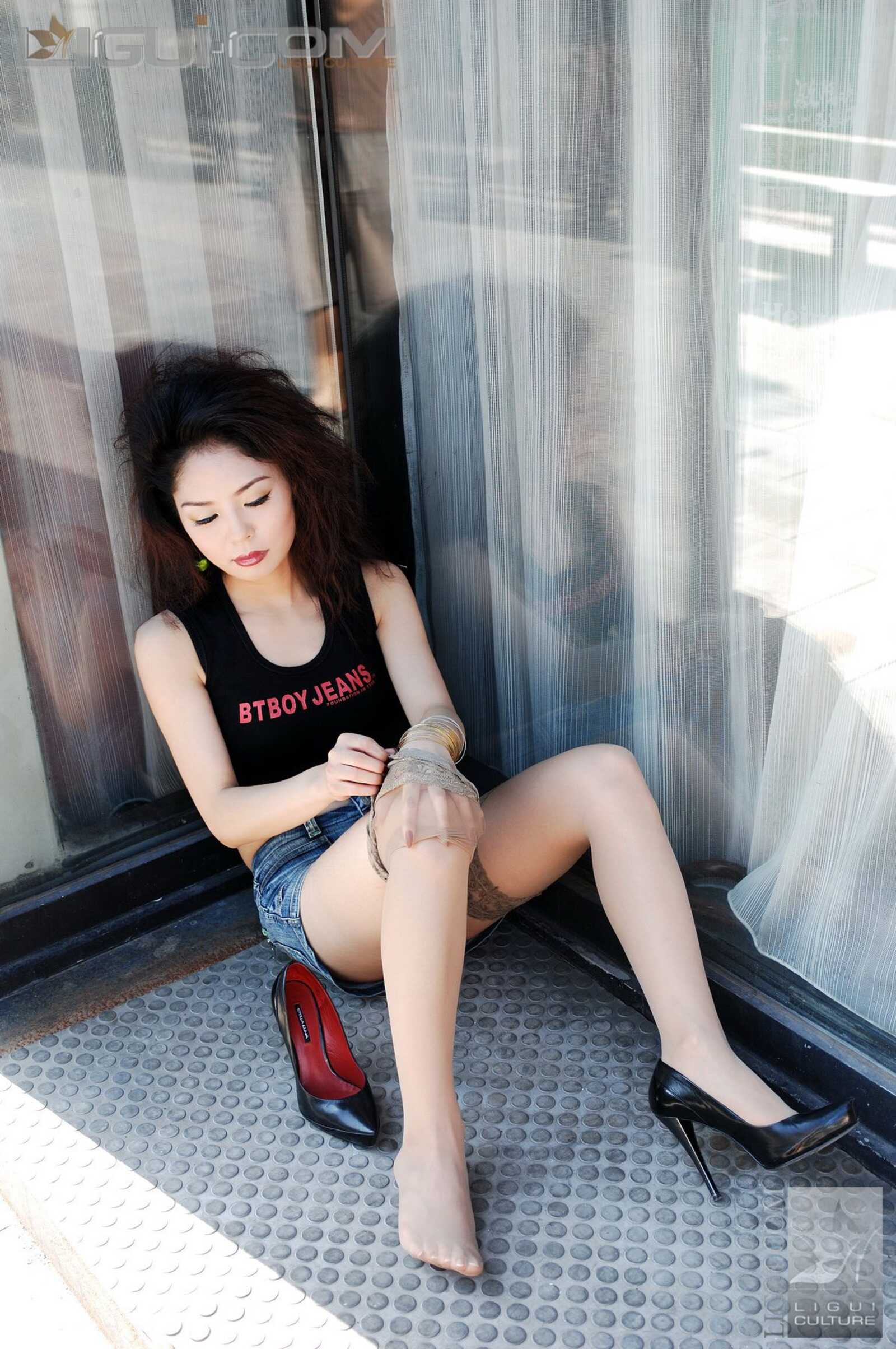 Model 冰清《牛仔和丝袜街拍》 [丽柜LiGui] 丝足写第11张