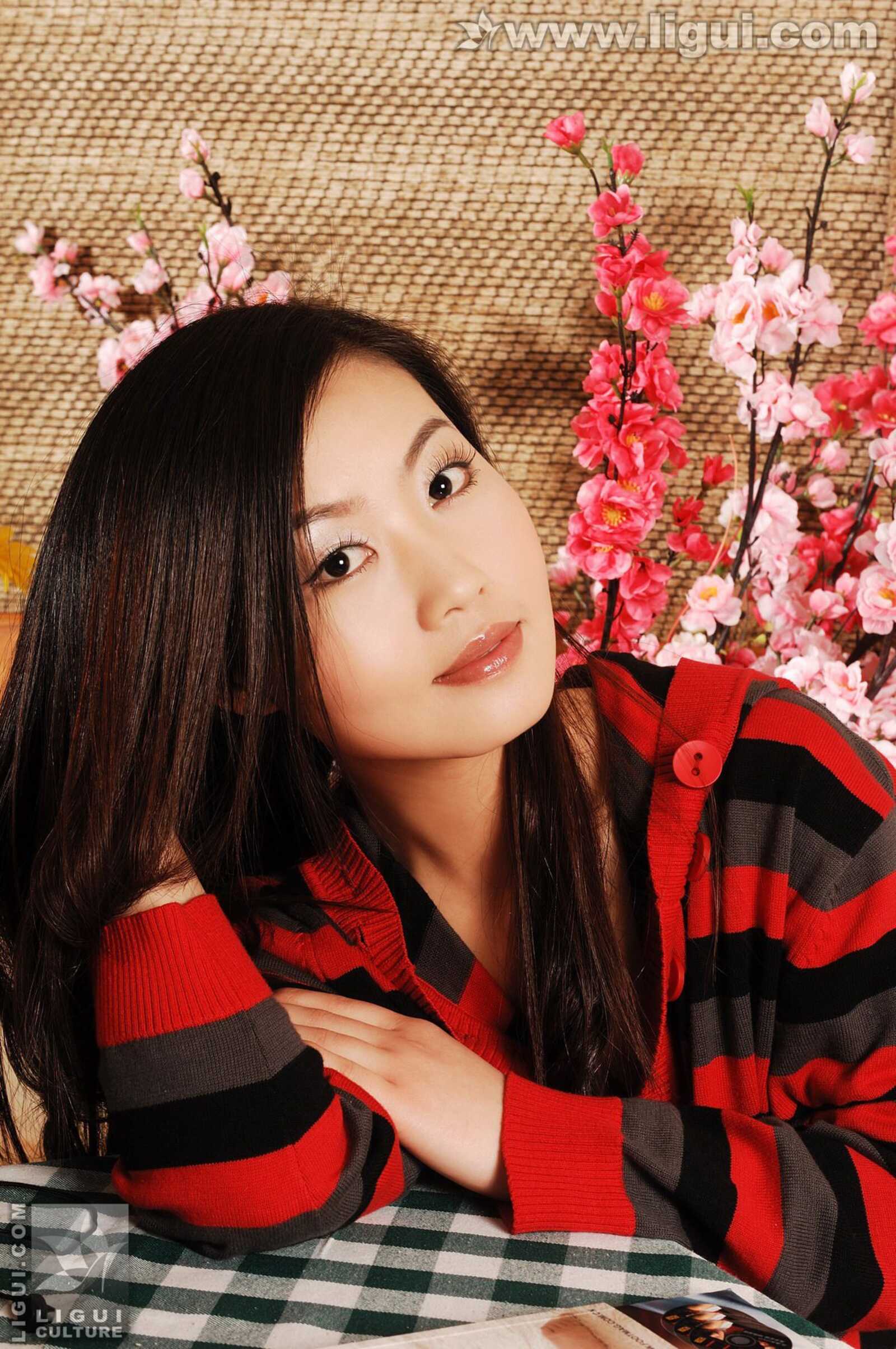 Model 小璐璐《居家风情美足踩踏》 [丽柜LiGui] 美第10张