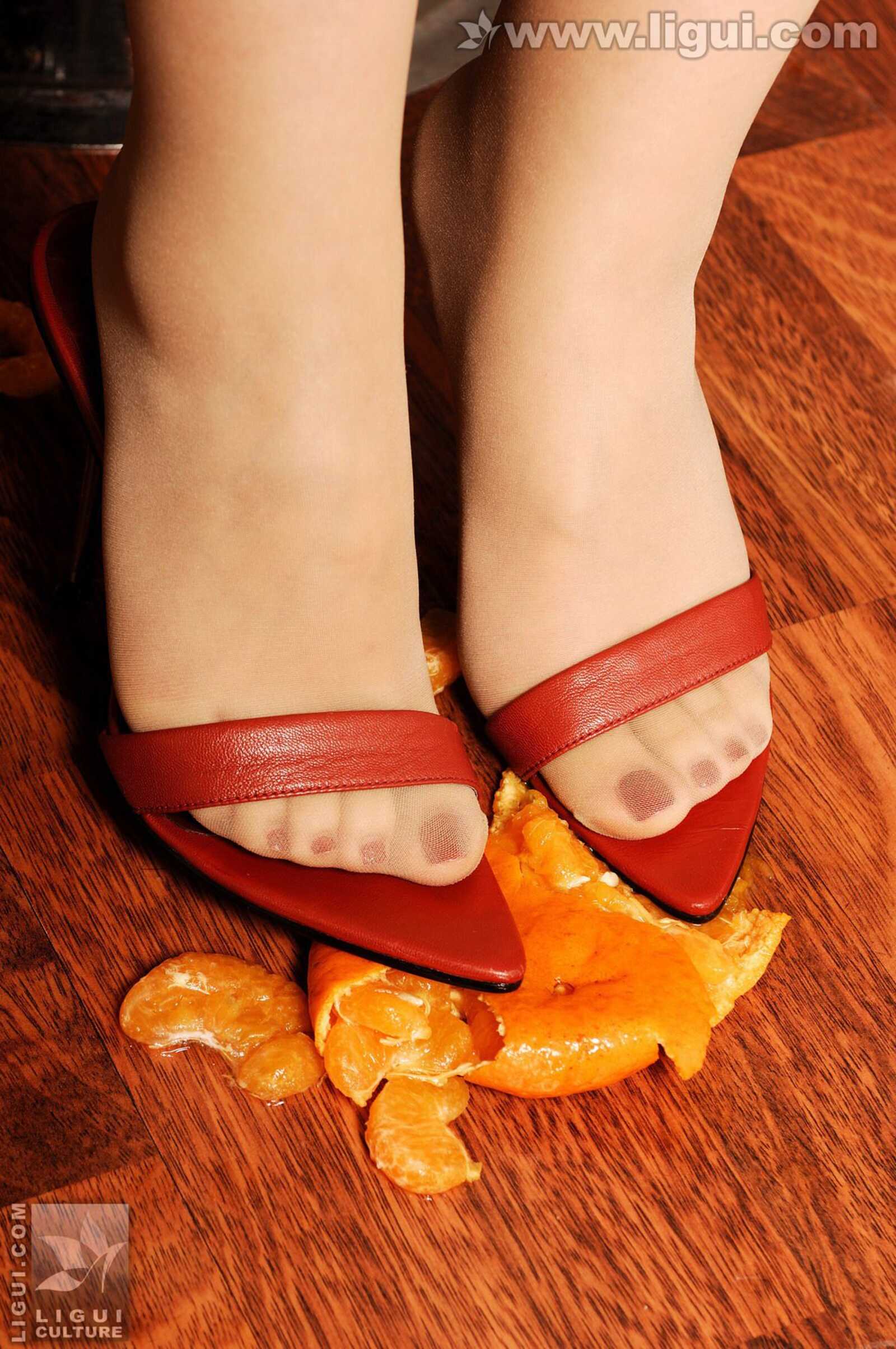 Model 小璐璐《居家风情美足踩踏》 [丽柜LiGui] 美第5张