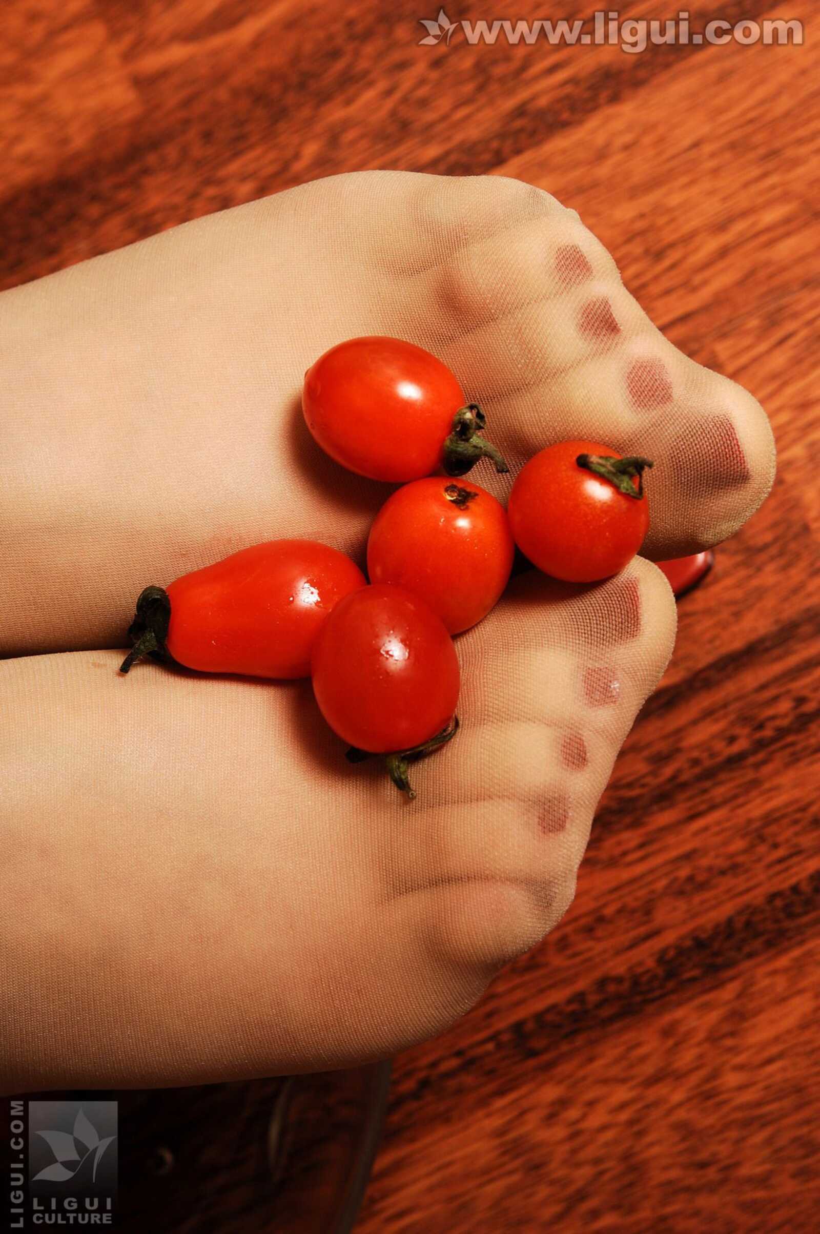 Model 小璐璐《居家风情美足踩踏》 [丽柜LiGui] 美第3张