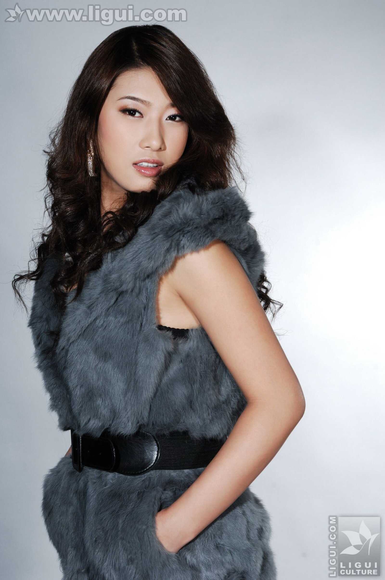 Model 思玉《皮草衬托之下的丝足美感》 [丽柜Li第9张