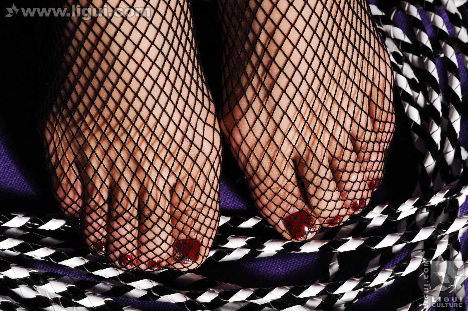 Model 思玉《制服诱惑下的美足》 [丽柜LiGui] 美腿第3张