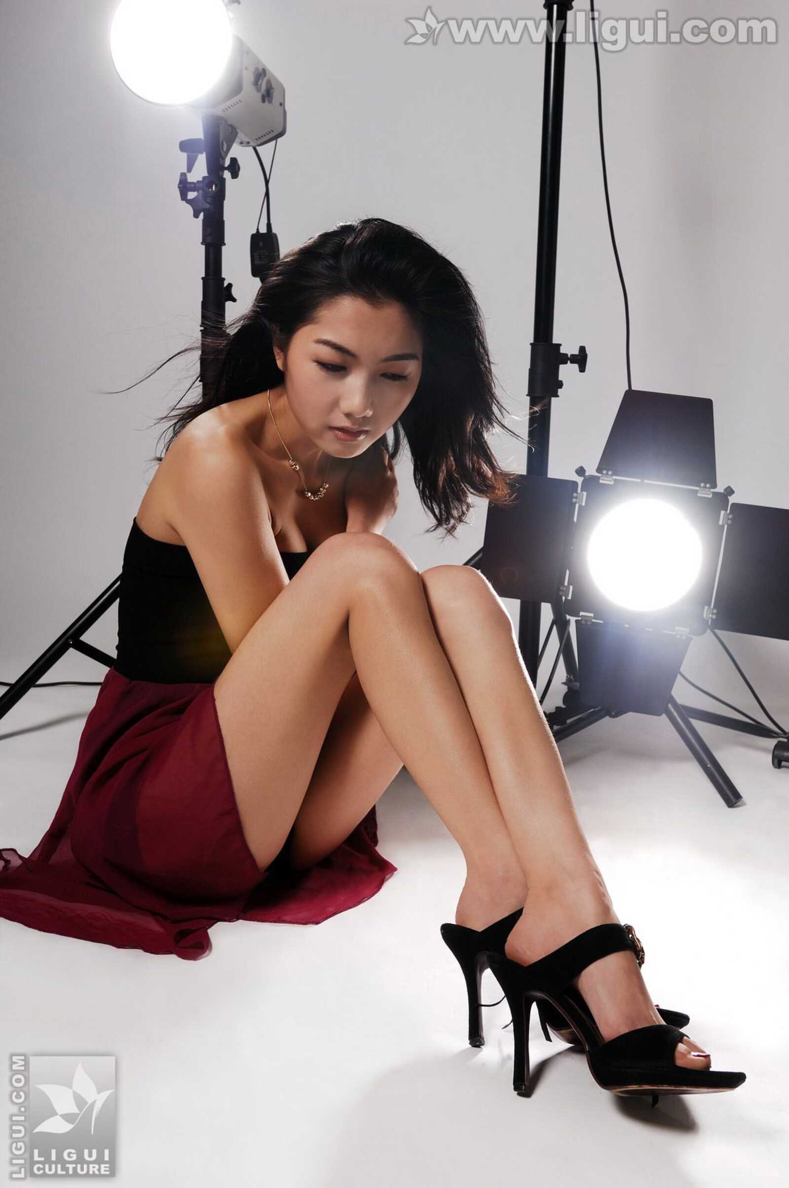 Model 丝丝《摄影棚里模特展示妖娆高跟》 [丽柜第1张