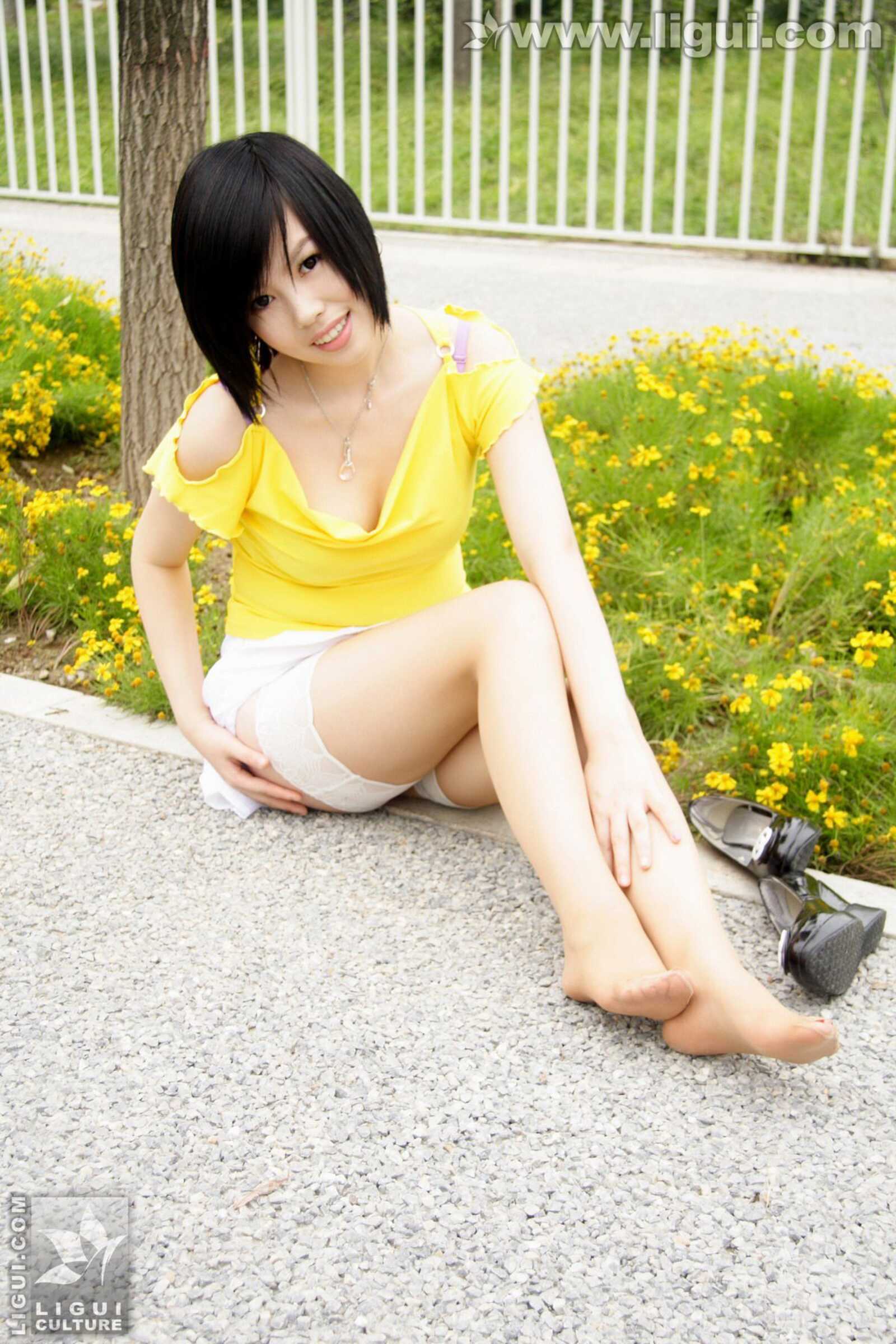Model 幕子《草地上展现多姿美腿》 [丽柜LiGui] 丝第11张